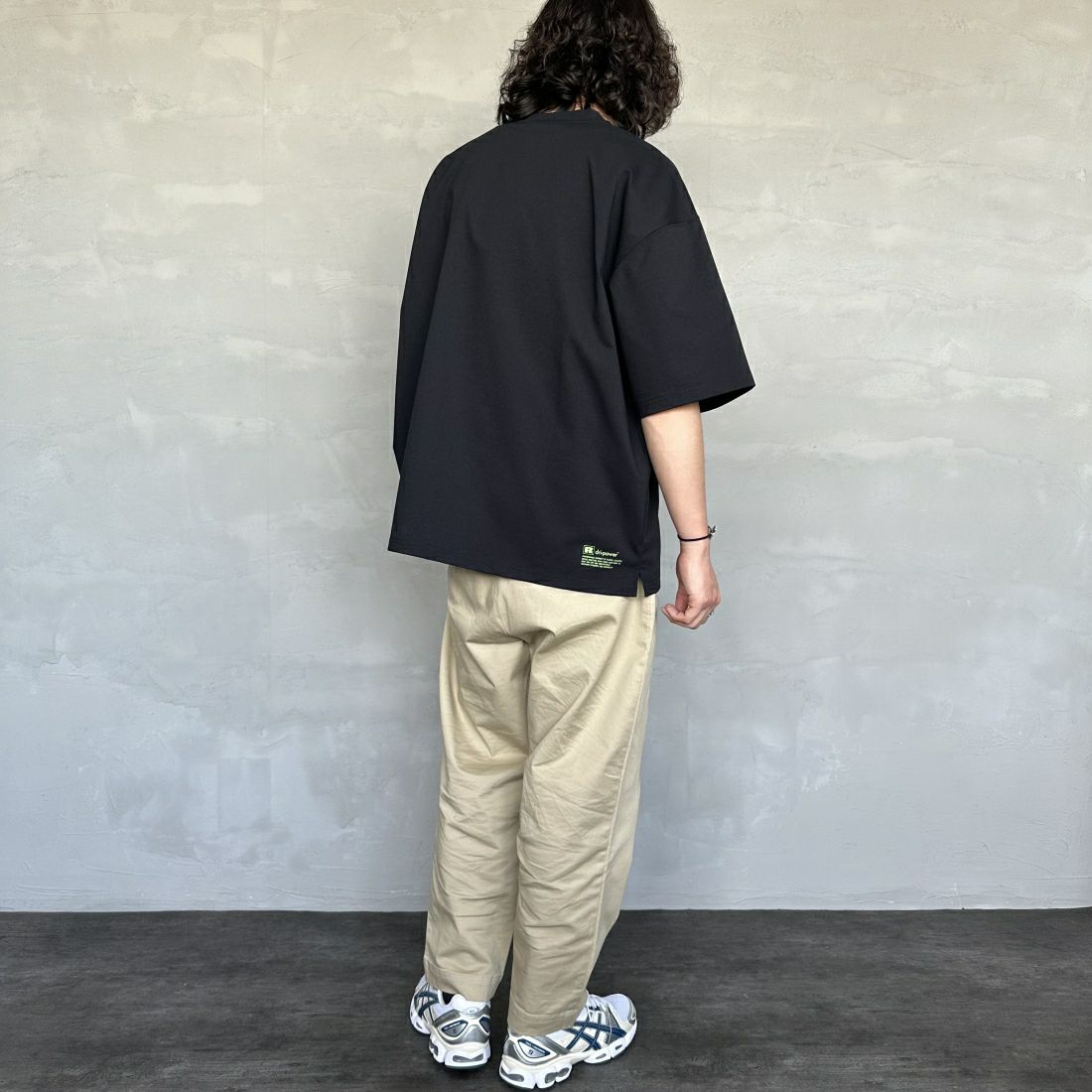 RUSSELL ATHLETIC [ラッセル アスレチック] 別注 DRI POWER ワンポイントロゴTシャツ [RJ-24170IN-JF] BLACK &&モデル身長：173cm 着用サイズ：L&&