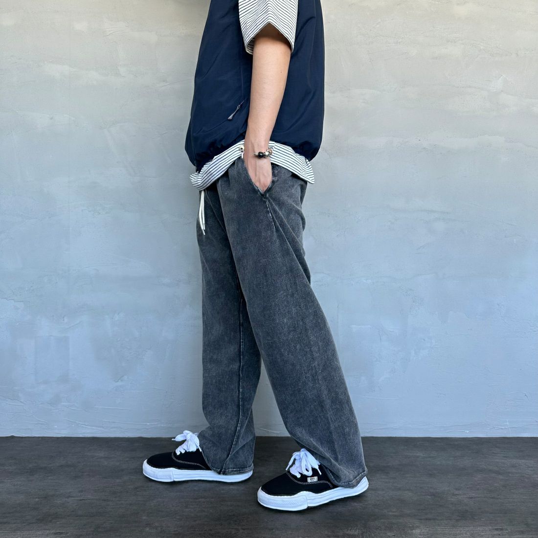 Jeans Factory Clothes [ジーンズファクトリークローズ] アシッド加工スウェットパンツ [2422-424IN] BLACK&&モデル身長：173cm 着用サイズ：M&&