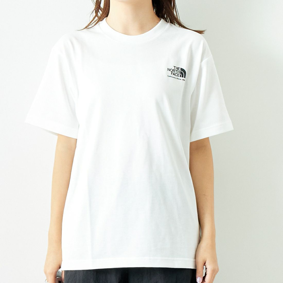 THE NORTH FACE [ザ ノースフェイス] ショートスリーブ ヒストリカルロゴTシャツ [NT32407] W &&モデル身長：167cm 着用サイズ：S&&