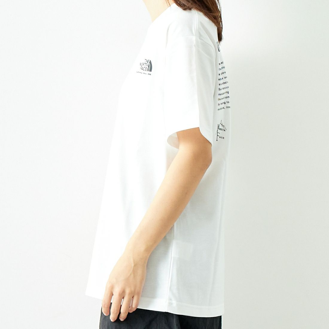THE NORTH FACE [ザ ノースフェイス] ショートスリーブ ヒストリカルロゴTシャツ [NT32407] W &&モデル身長：167cm 着用サイズ：S&&