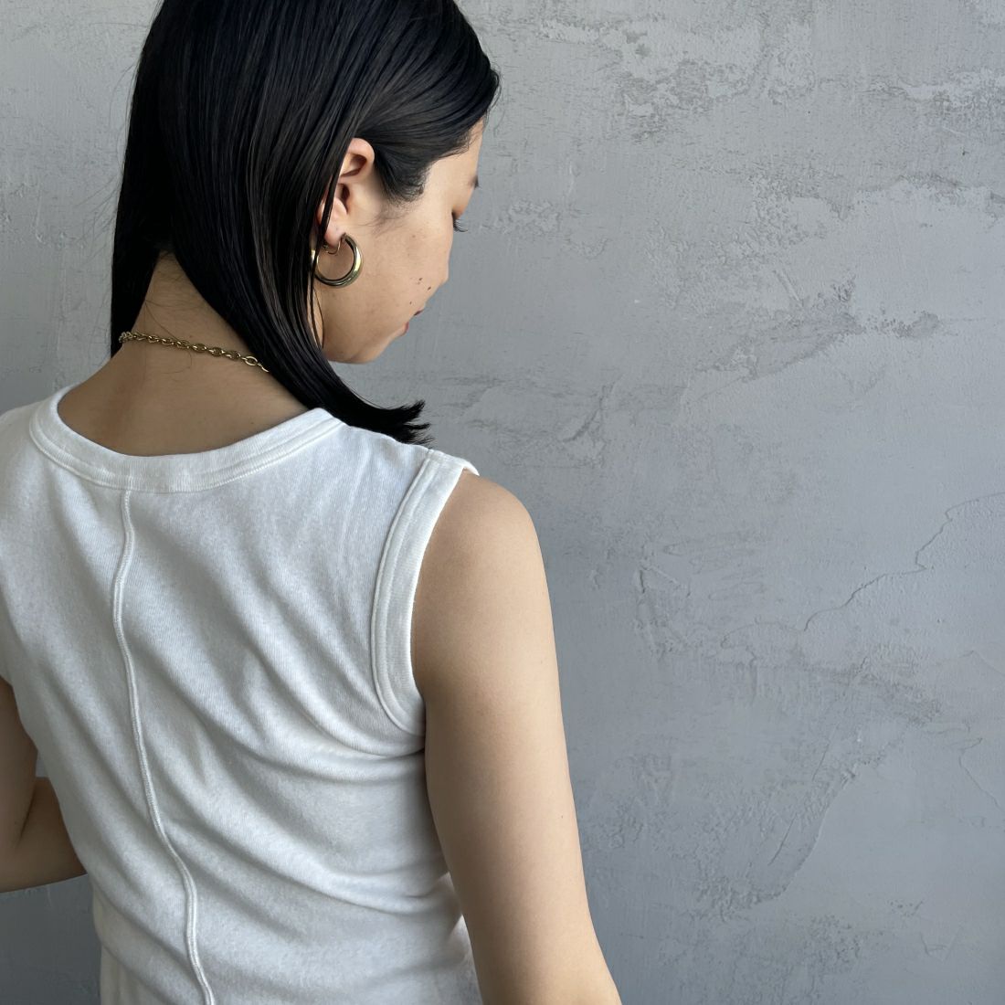 THE SHINZONE [ザ シンゾーン] サーキュラーリブ ノースリーブTシャツ [24MMSCU07] 01 WHITE &&モデル身長：163cm 着用サイズ：F0&&