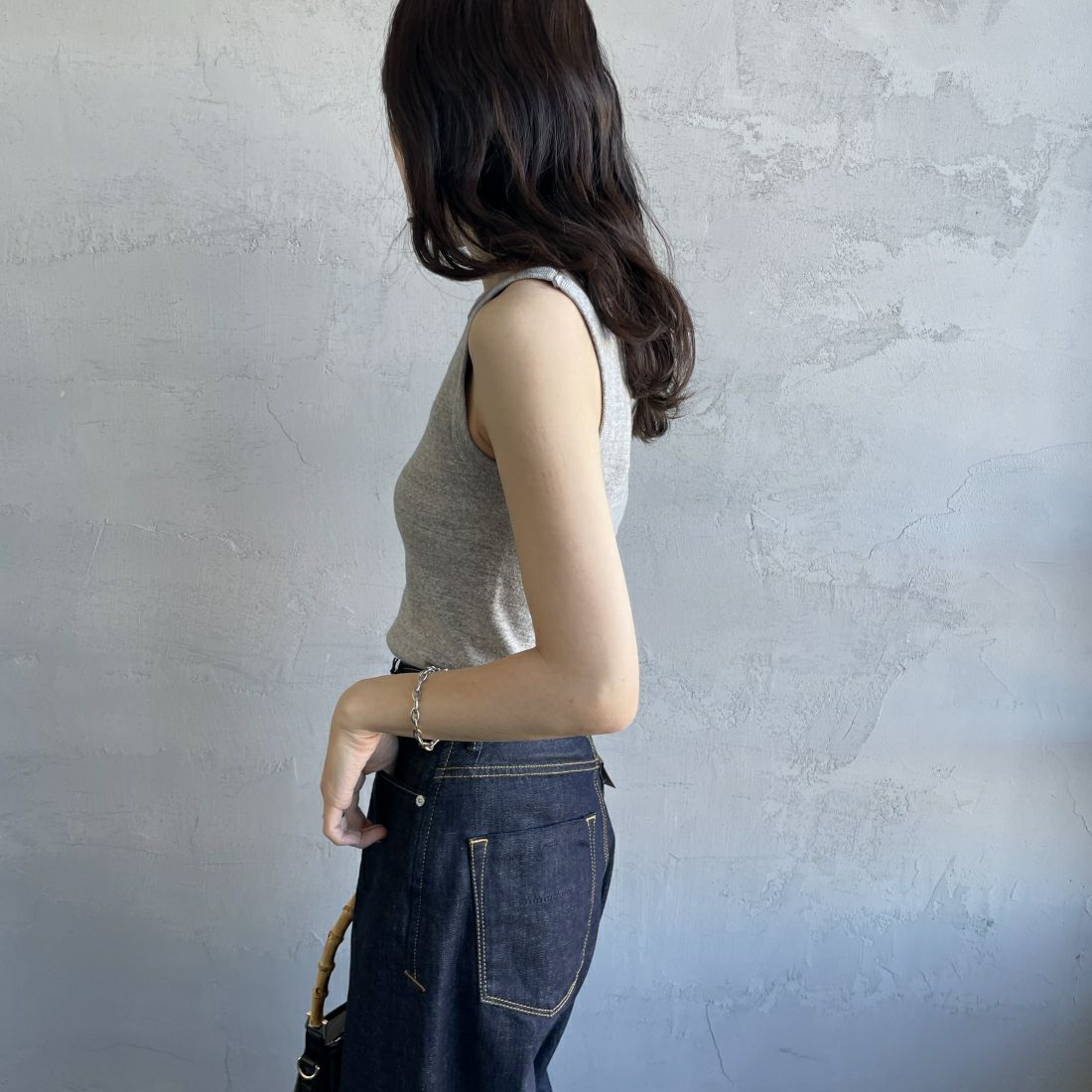 THE SHINZONE [ザ シンゾーン] サーキュラーリブ ノースリーブTシャツ [24MMSCU07] 06 GRAY &&モデル身長：160cm 着用サイズ：F0&&