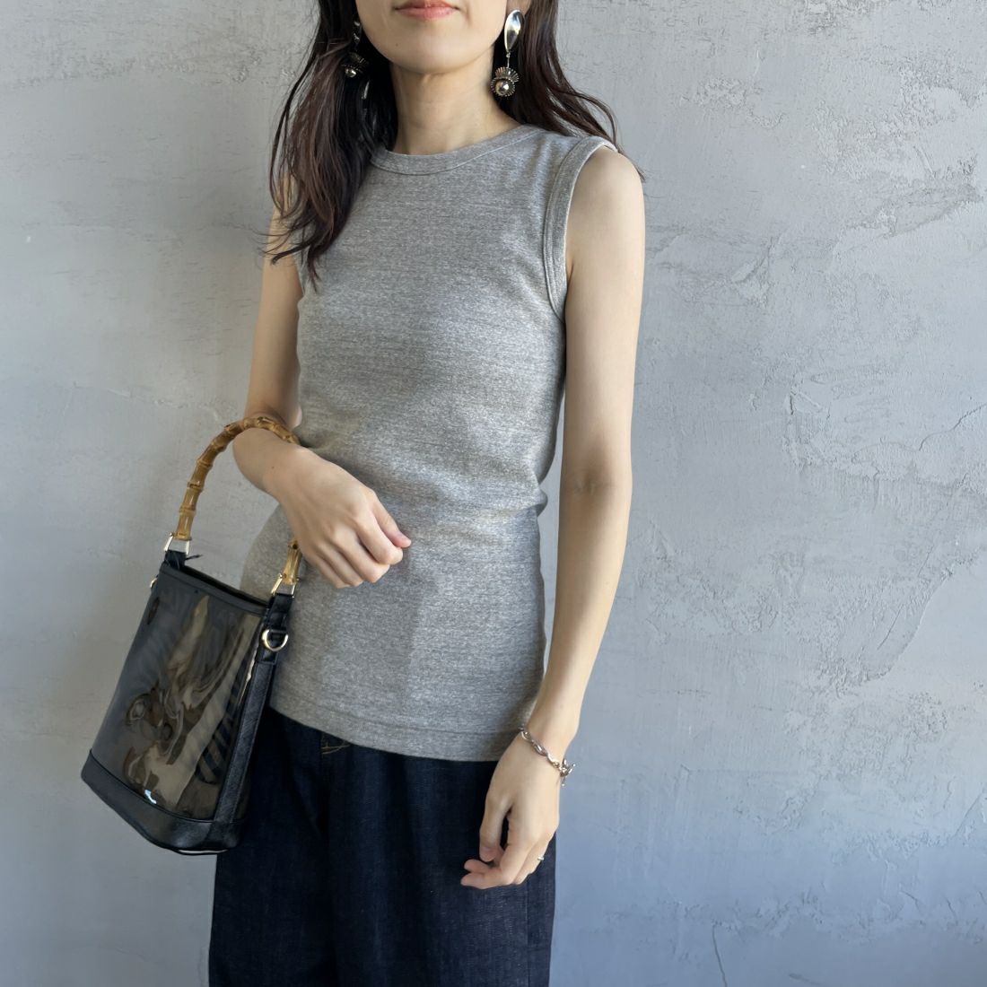 THE SHINZONE [ザ シンゾーン] サーキュラーリブ ノースリーブTシャツ [24MMSCU07] 06 GRAY &&モデル身長：160cm 着用サイズ：F0&&