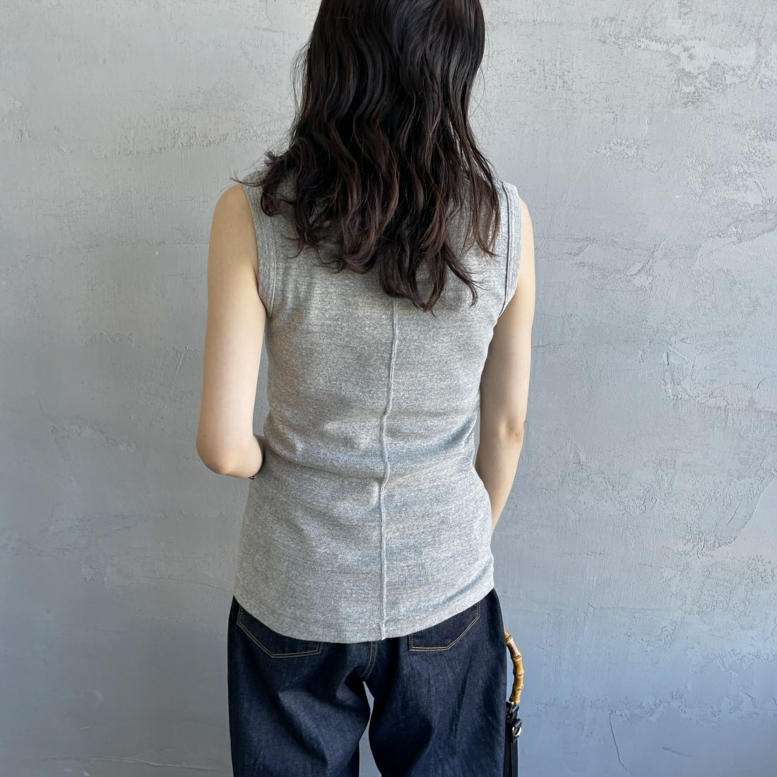 THE SHINZONE [ザ シンゾーン] サーキュラーリブ ノースリーブTシャツ [24MMSCU07] 06 GRAY &&モデル身長：160cm 着用サイズ：F0&&