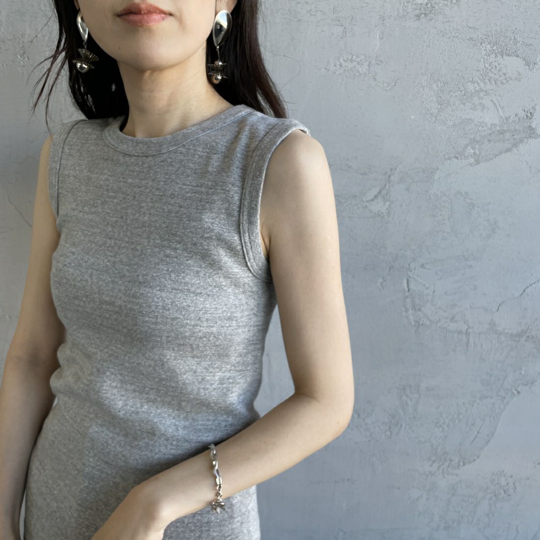 THE SHINZONE [ザ シンゾーン] サーキュラーリブ ノースリーブTシャツ [24MMSCU07] 06 GRAY &&モデル身長：160cm 着用サイズ：F0&&