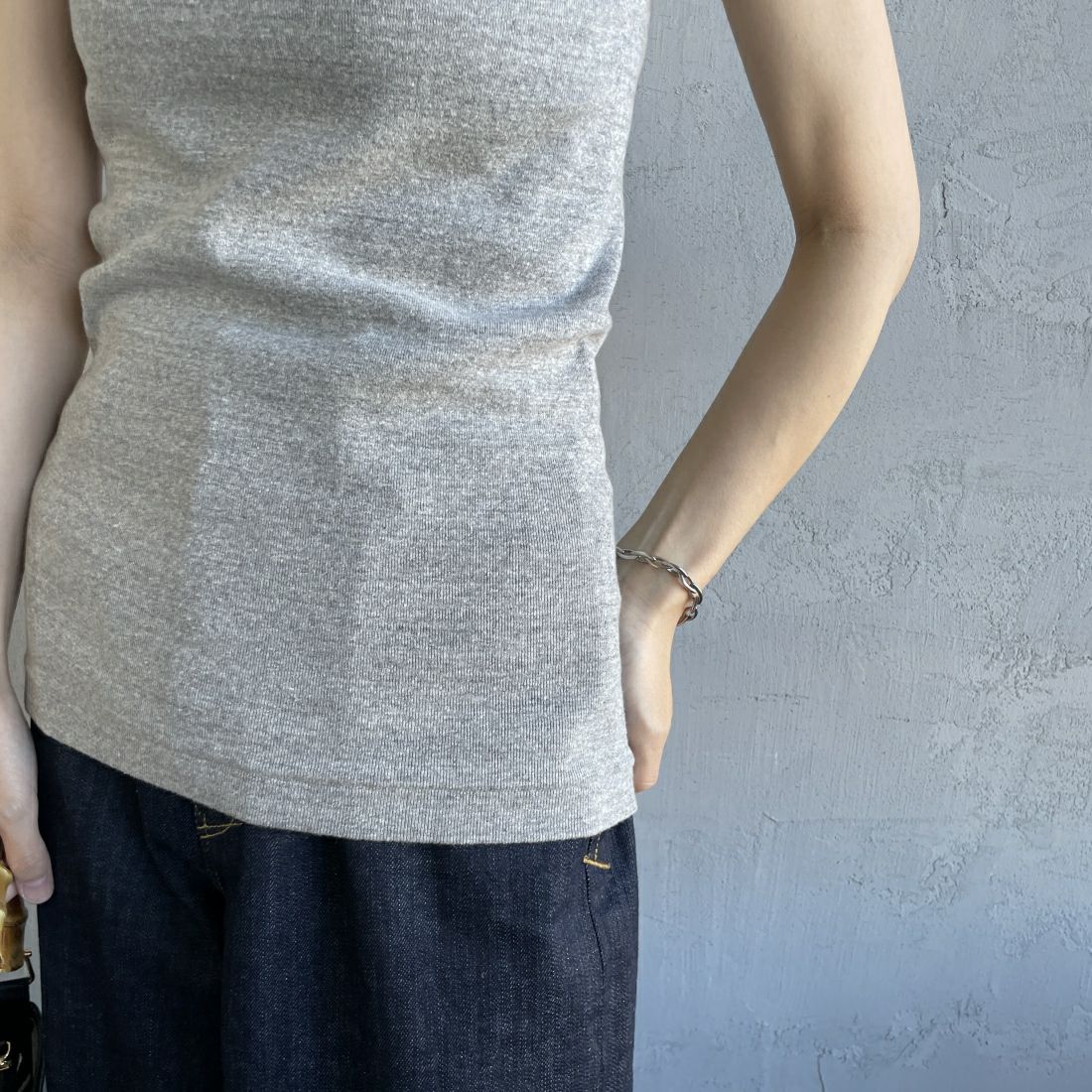 THE SHINZONE [ザ シンゾーン] サーキュラーリブ ノースリーブTシャツ [24MMSCU07] 06 GRAY &&モデル身長：160cm 着用サイズ：F0&&