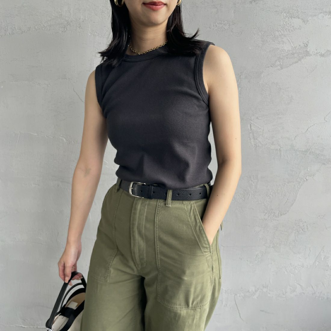 THE SHINZONE [ザ シンゾーン] サーキュラーリブ ノースリーブTシャツ [24MMSCU07] 07 BLACK &&モデル身長：163cm 着用サイズ：F0&&