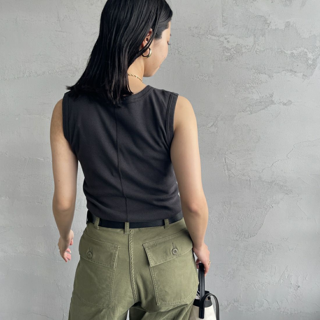 THE SHINZONE [ザ シンゾーン] サーキュラーリブ ノースリーブTシャツ [24MMSCU07] 07 BLACK &&モデル身長：163cm 着用サイズ：F0&&