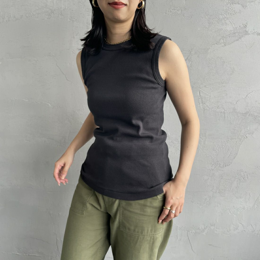 THE SHINZONE [ザ シンゾーン] サーキュラーリブ ノースリーブTシャツ [24MMSCU07] 07 BLACK &&モデル身長：163cm 着用サイズ：F0&&