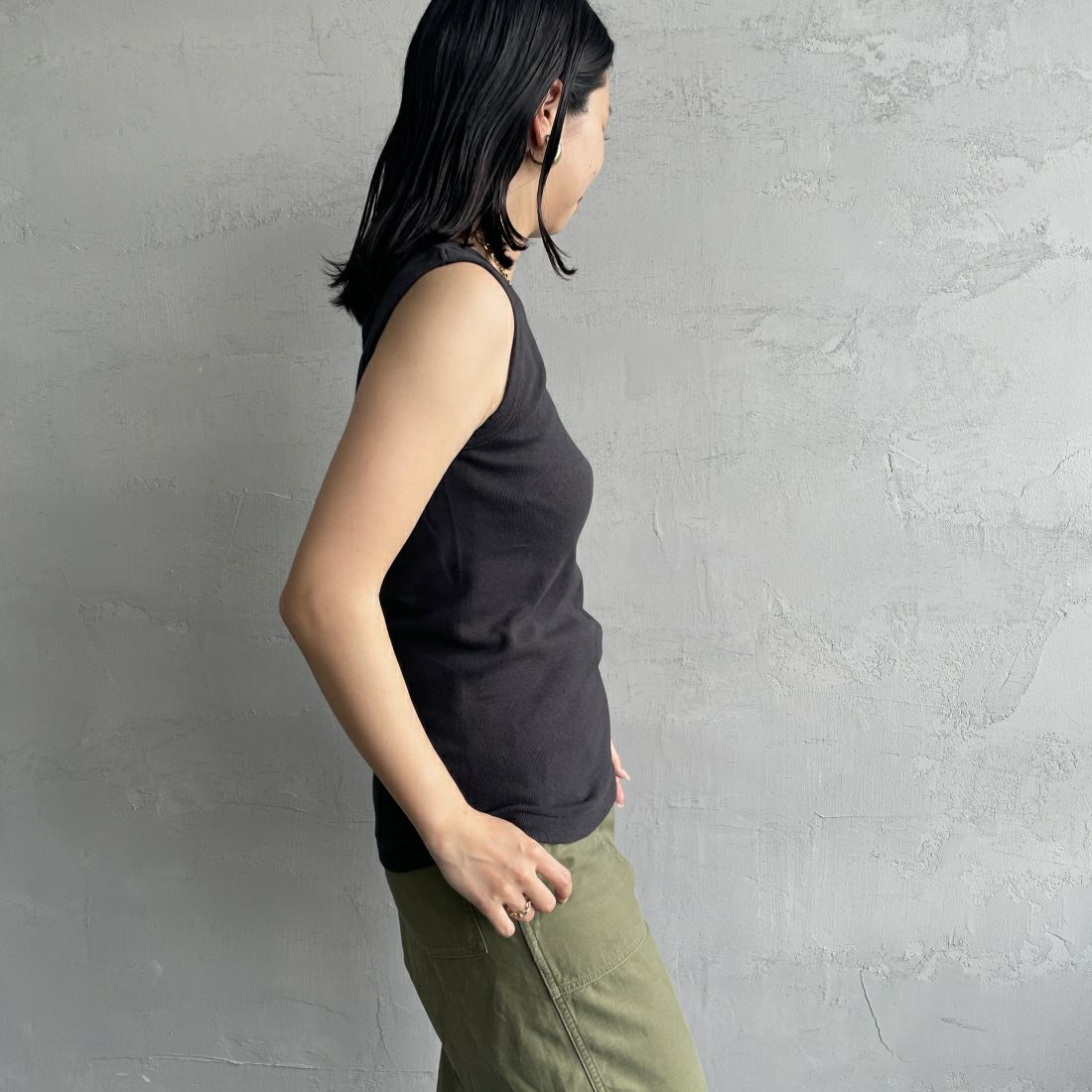 THE SHINZONE [ザ シンゾーン] サーキュラーリブ ノースリーブTシャツ [24MMSCU07] 07 BLACK &&モデル身長：163cm 着用サイズ：F0&&