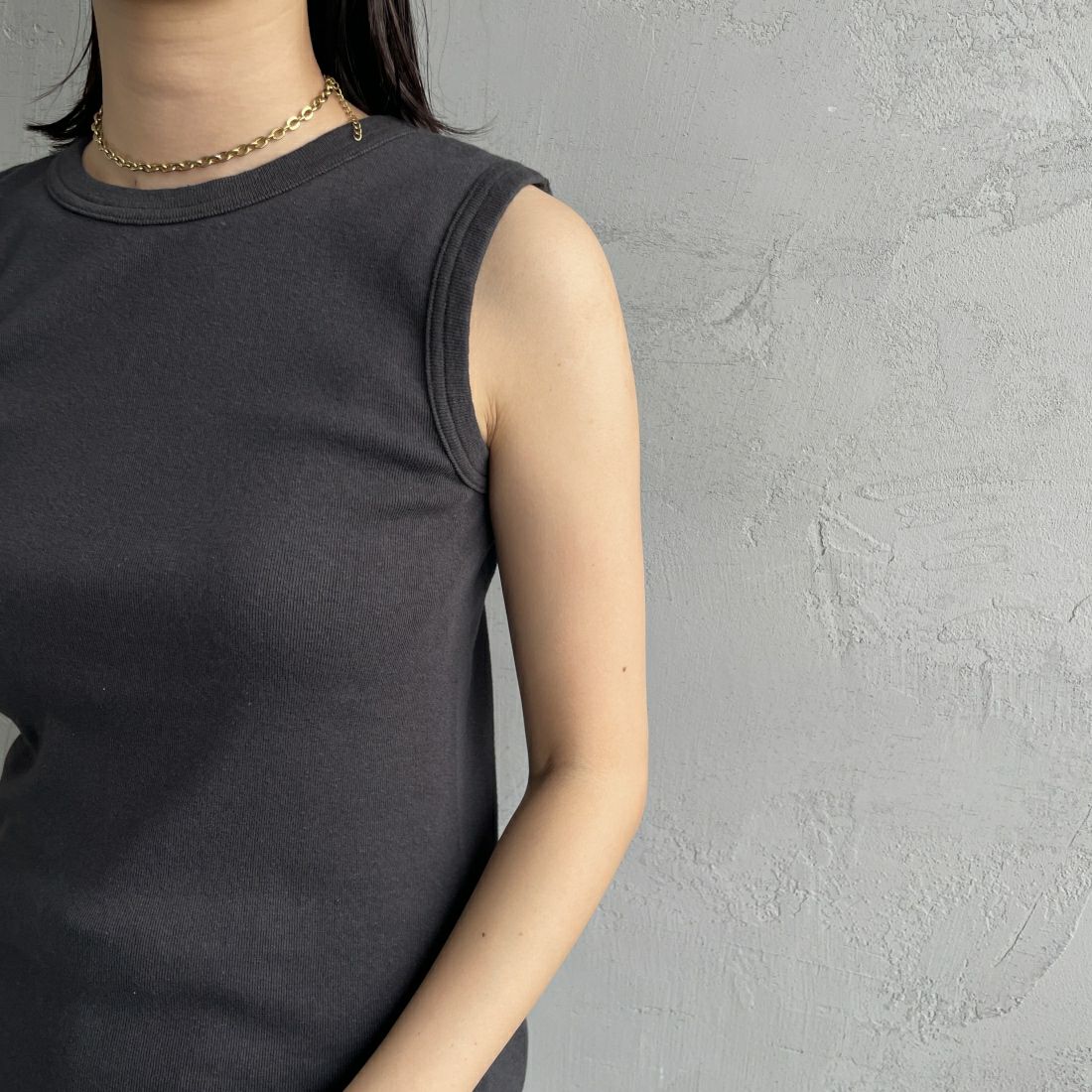 THE SHINZONE [ザ シンゾーン] サーキュラーリブ ノースリーブTシャツ [24MMSCU07] 07 BLACK &&モデル身長：163cm 着用サイズ：F0&&