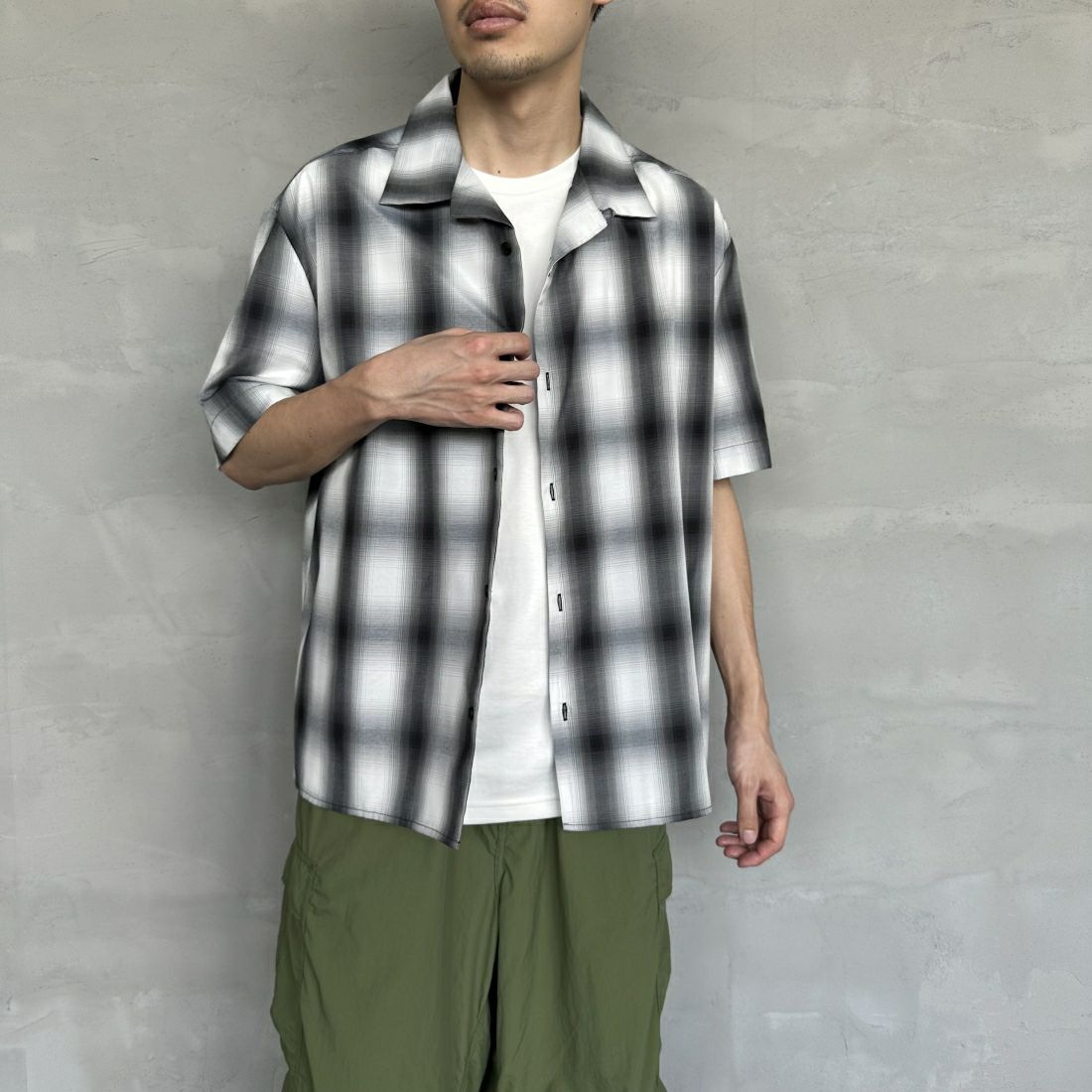 BIG MIKE [ビッグマイク] 別注 ショートスリーブ オンブレチェックシャツ [102425530PN-JF] WHT/GRY &&モデル身長：168cm 着用サイズ：M&&