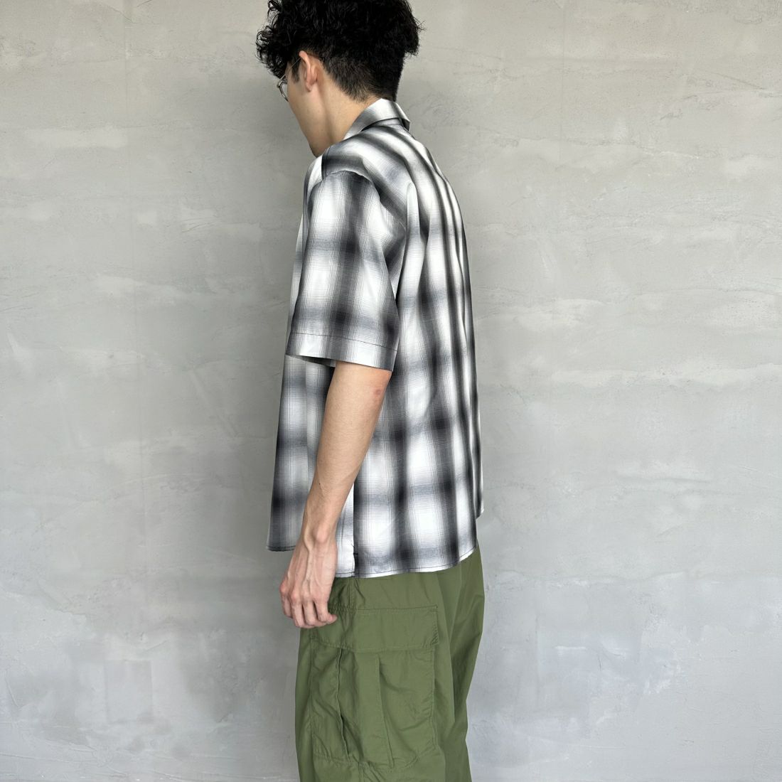 BIG MIKE [ビッグマイク] 別注 ショートスリーブ オンブレチェックシャツ [102425530PN-JF] WHT/GRY &&モデル身長：168cm 着用サイズ：M&&