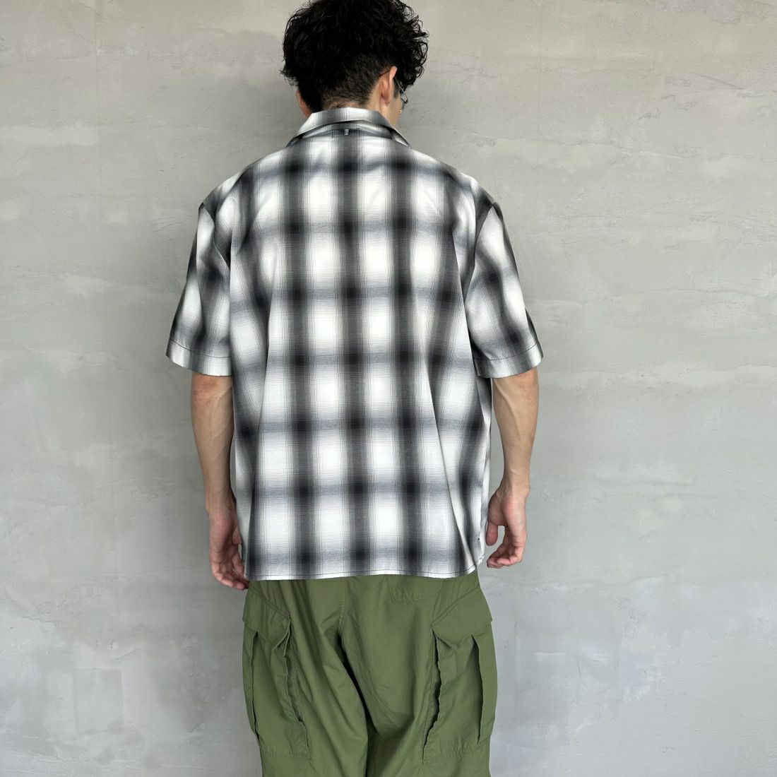 BIG MIKE [ビッグマイク] 別注 ショートスリーブ オンブレチェックシャツ [102425530PN-JF] WHT/GRY &&モデル身長：168cm 着用サイズ：M&&