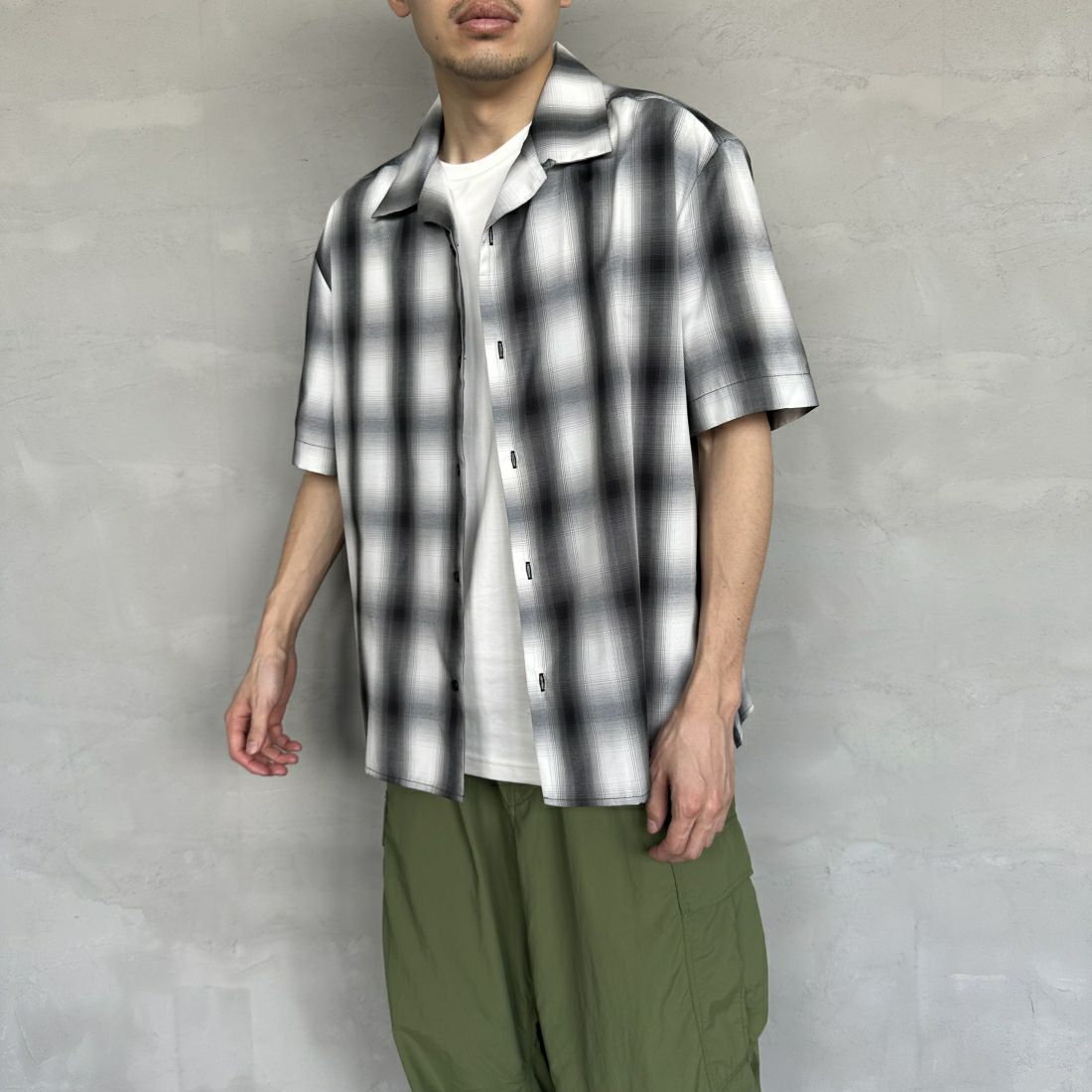 BIG MIKE [ビッグマイク] 別注 ショートスリーブ オンブレチェックシャツ [102425530PN-JF] WHT/GRY &&モデル身長：168cm 着用サイズ：M&&