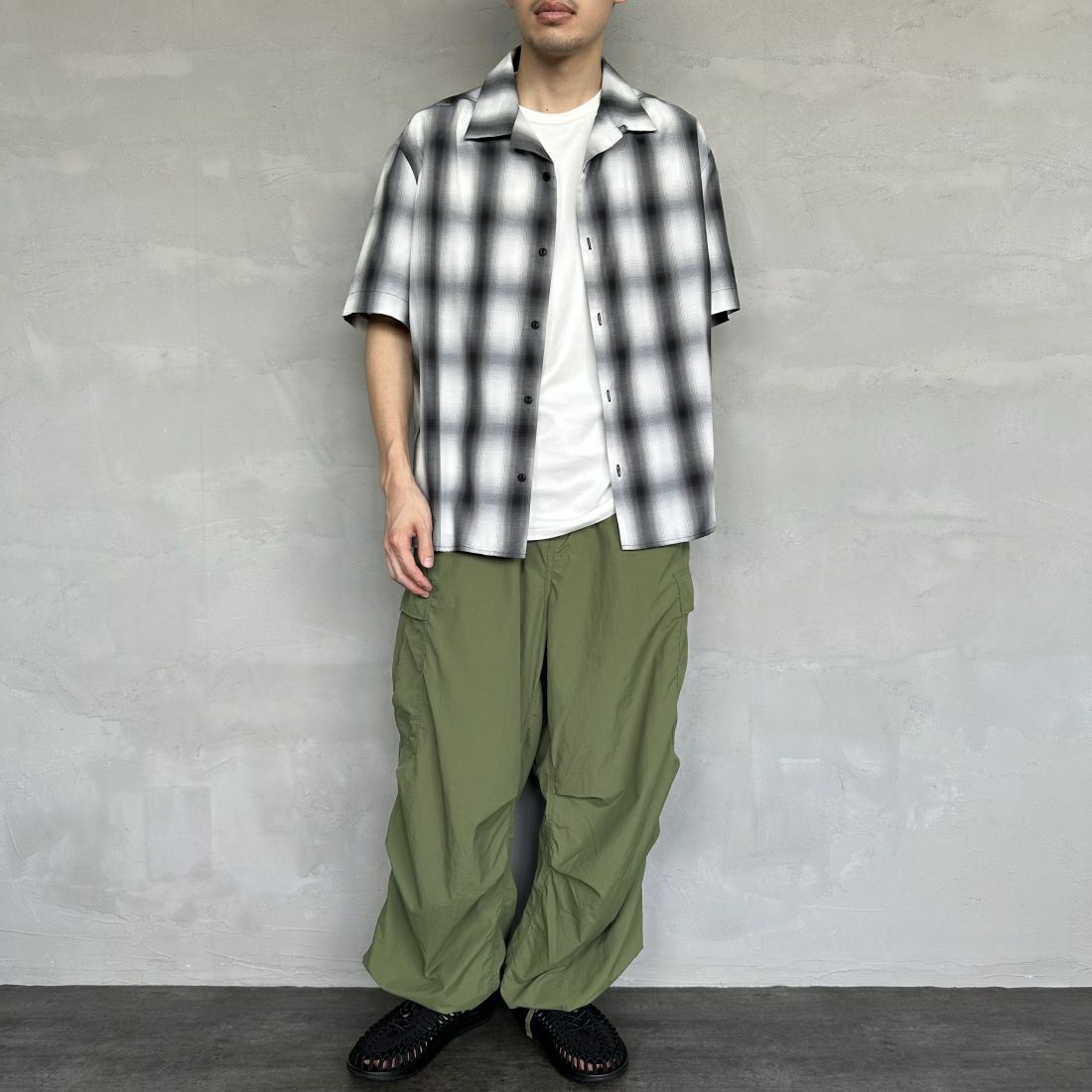 BIG MIKE [ビッグマイク] 別注 ショートスリーブ オンブレチェックシャツ [102425530PN-JF] WHT/GRY &&モデル身長：168cm 着用サイズ：M&&
