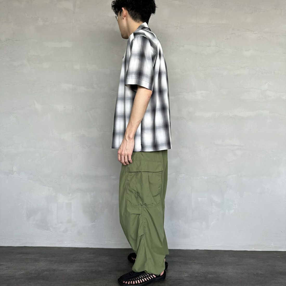 BIG MIKE [ビッグマイク] 別注 ショートスリーブ オンブレチェックシャツ [102425530PN-JF] WHT/GRY &&モデル身長：168cm 着用サイズ：M&&