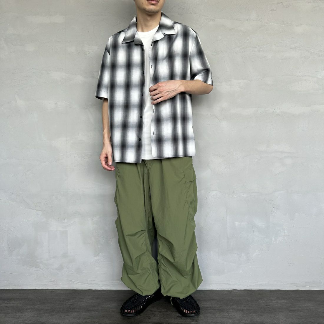 BIG MIKE [ビッグマイク] 別注 ショートスリーブ オンブレチェックシャツ [102425530PN-JF] WHT/GRY &&モデル身長：168cm 着用サイズ：M&&