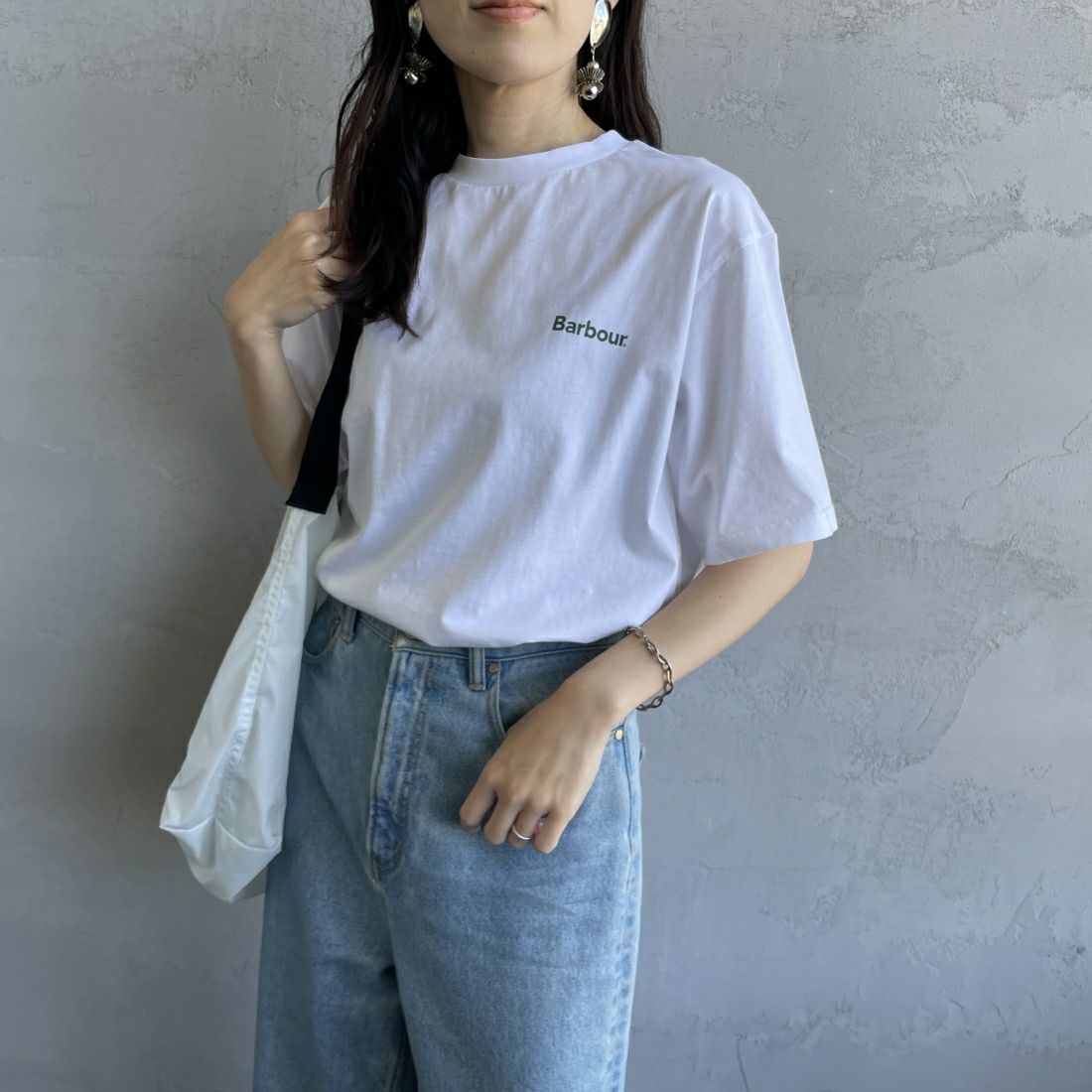 Barbour [バブアー] スモールバブアーロゴTシャツ [241MTSG005] WHITE &&モデル身長：160cm 着用サイズ：S&&