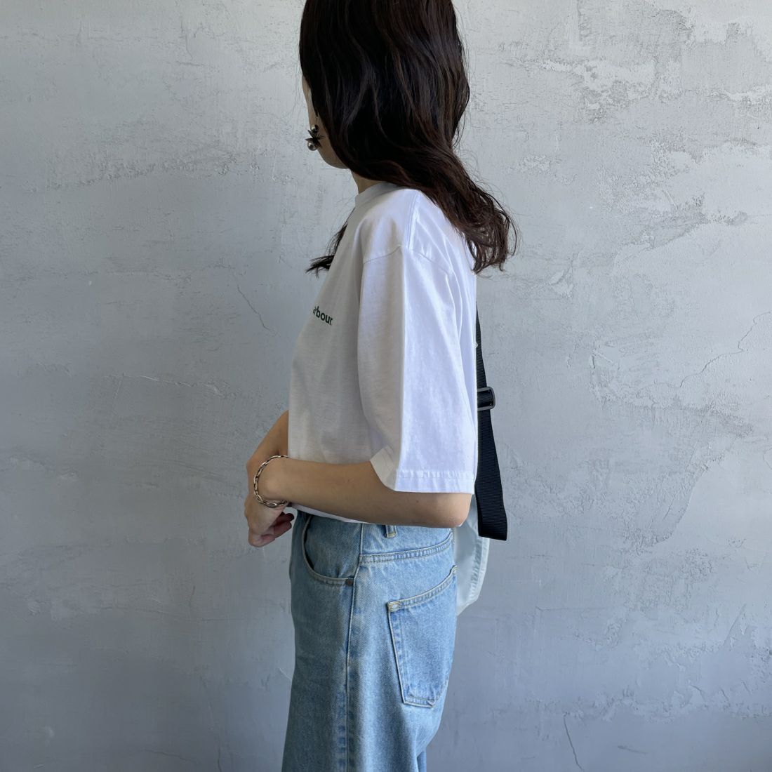 Barbour [バブアー] スモールバブアーロゴTシャツ [241MTSG005] WHITE &&モデル身長：160cm 着用サイズ：S&&