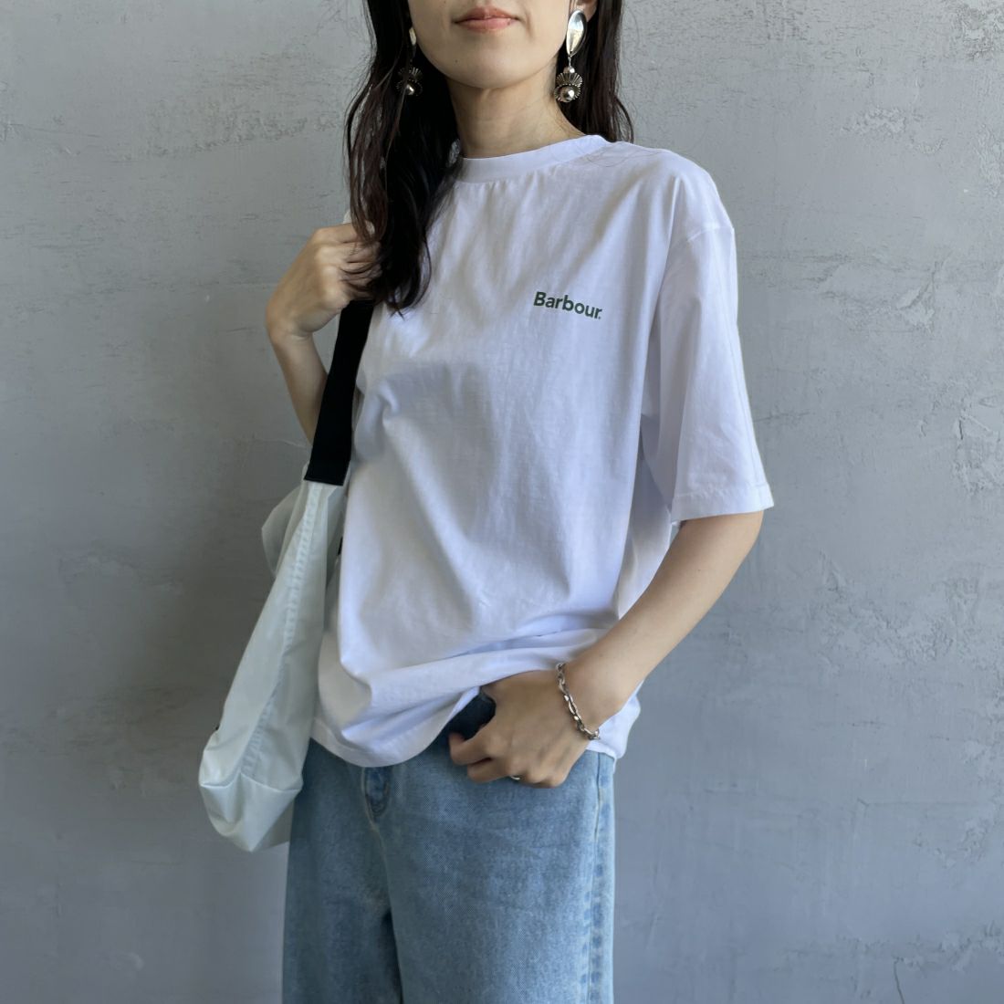Barbour [バブアー] スモールバブアーロゴTシャツ [241MTSG005] WHITE &&モデル身長：160cm 着用サイズ：S&&