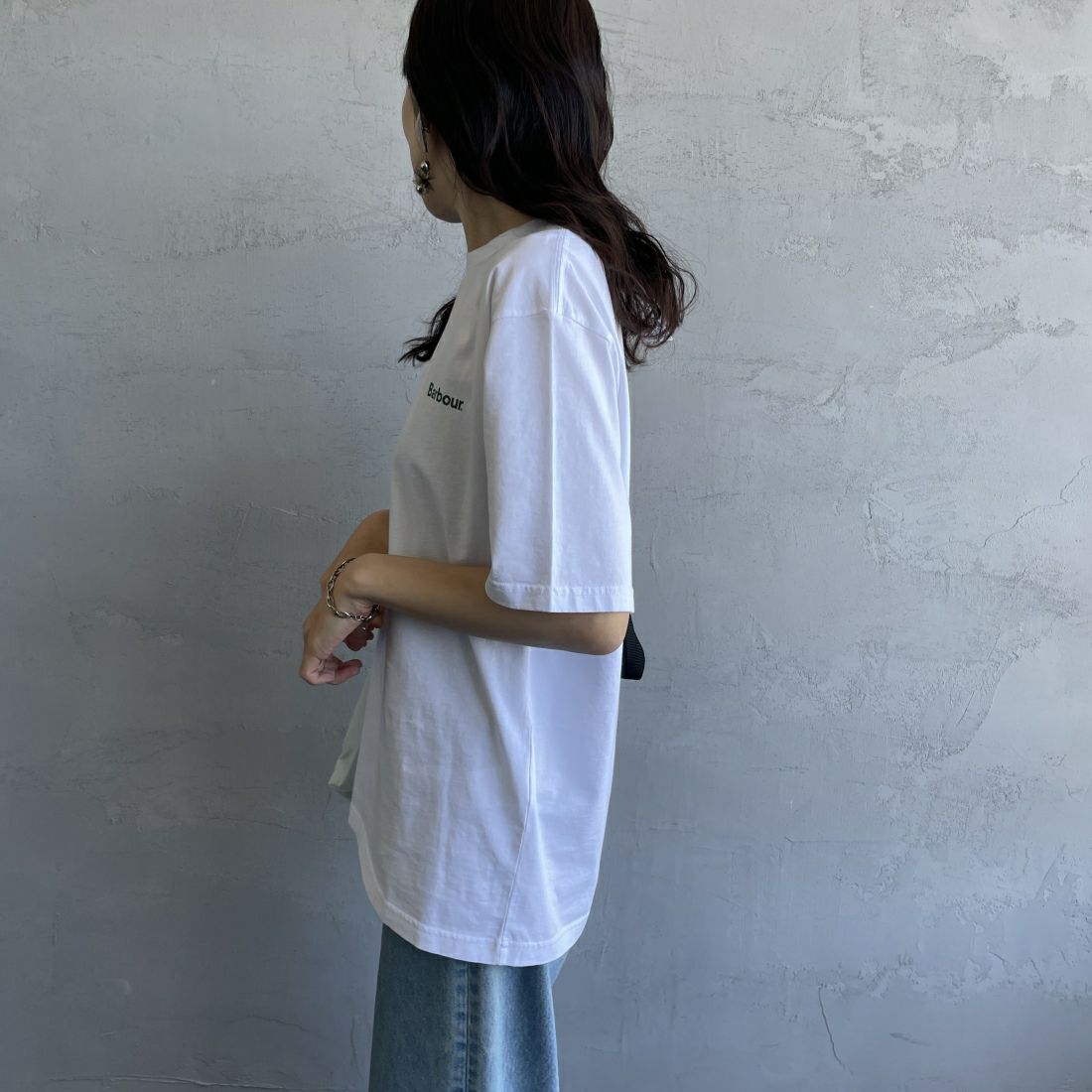 Barbour [バブアー] スモールバブアーロゴTシャツ [241MTSG005] WHITE &&モデル身長：160cm 着用サイズ：S&&
