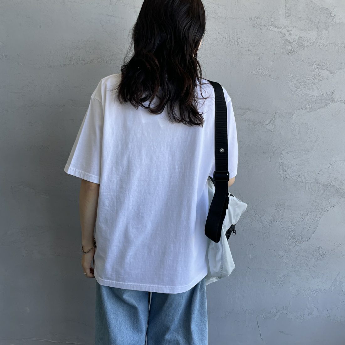 Barbour [バブアー] スモールバブアーロゴTシャツ [241MTSG005] WHITE &&モデル身長：160cm 着用サイズ：S&&