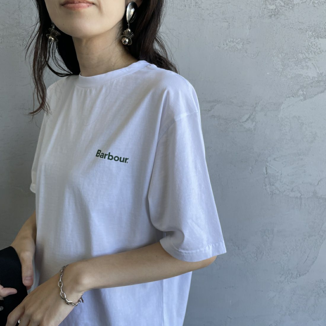 Barbour [バブアー] スモールバブアーロゴTシャツ [241MTSG005] WHITE &&モデル身長：160cm 着用サイズ：S&&