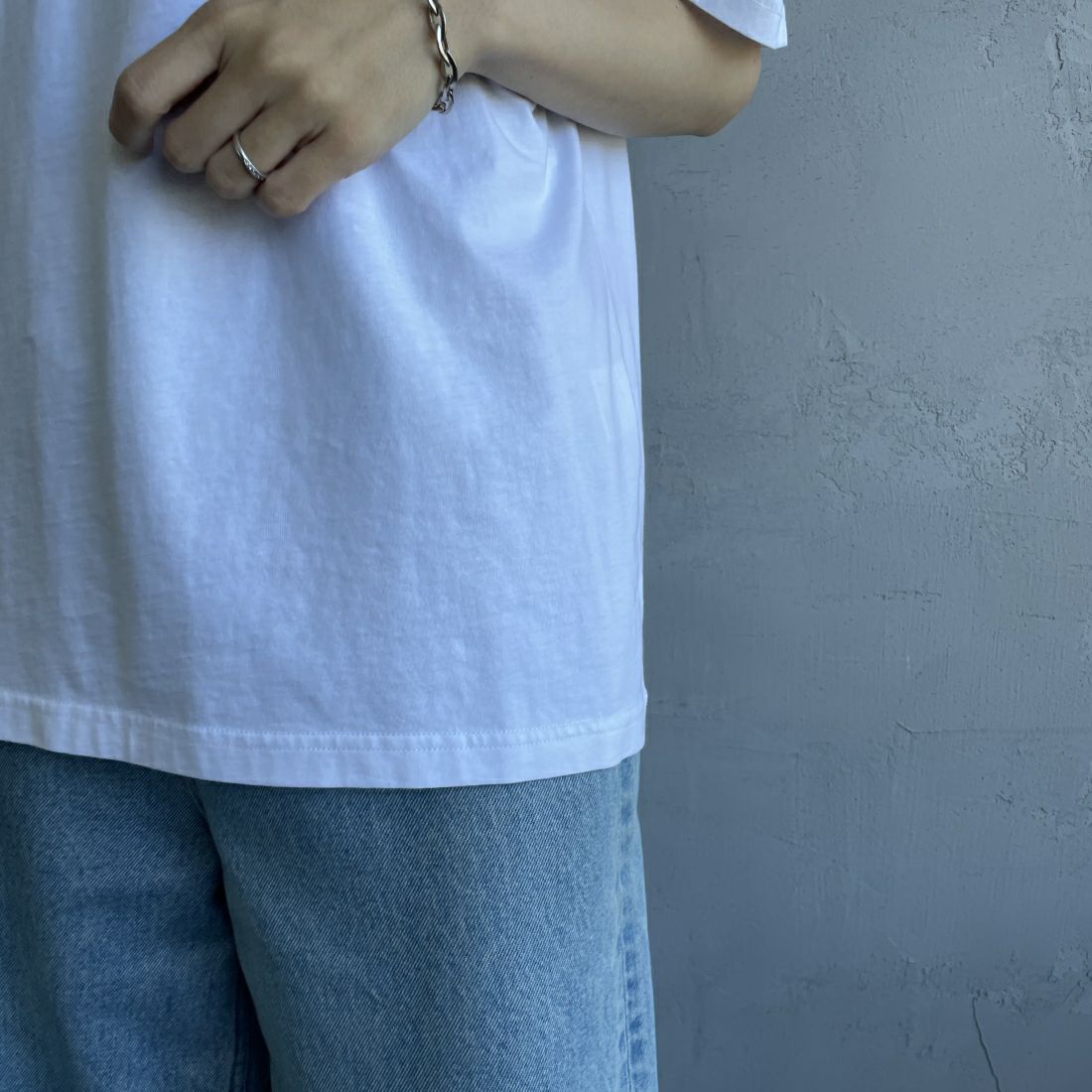 Barbour [バブアー] スモールバブアーロゴTシャツ [241MTSG005] WHITE &&モデル身長：160cm 着用サイズ：S&&