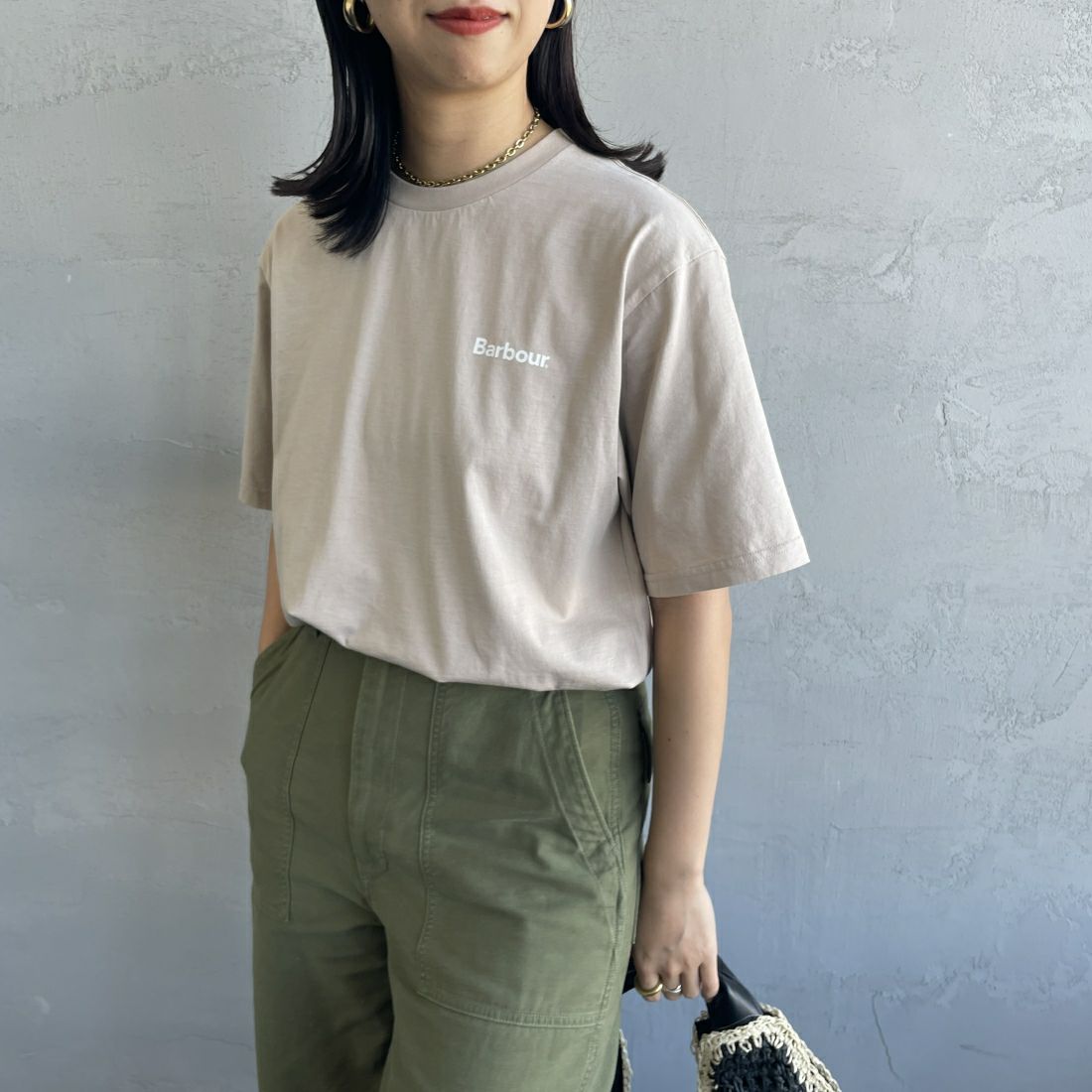 Barbour [バブアー] スモールバブアーロゴTシャツ [241MTSG005] BEIGE &&モデル身長：163cm 着用サイズ：S&&