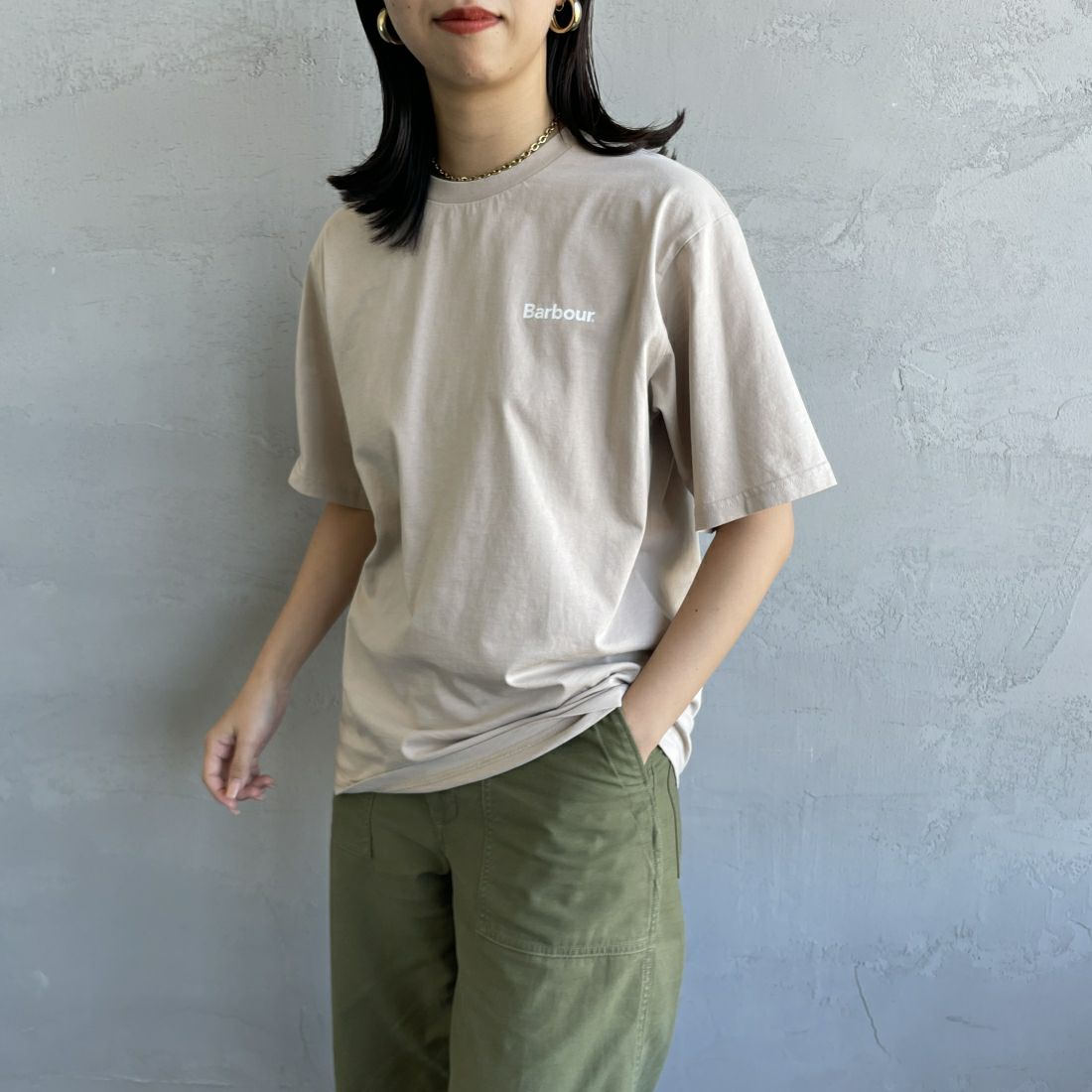 Barbour [バブアー] スモールバブアーロゴTシャツ [241MTSG005] BEIGE &&モデル身長：163cm 着用サイズ：S&&