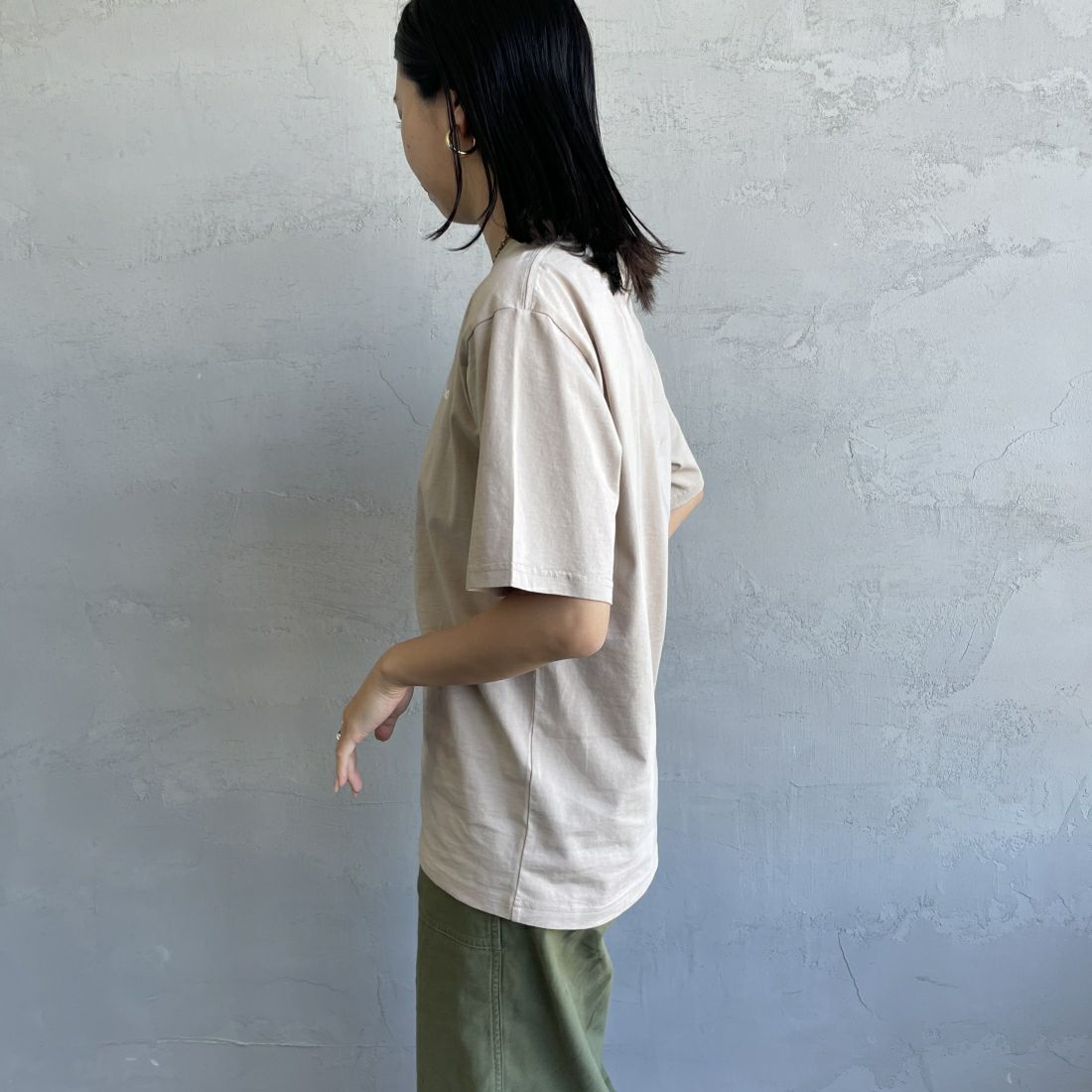 Barbour [バブアー] スモールバブアーロゴTシャツ [241MTSG005] BEIGE &&モデル身長：163cm 着用サイズ：S&&