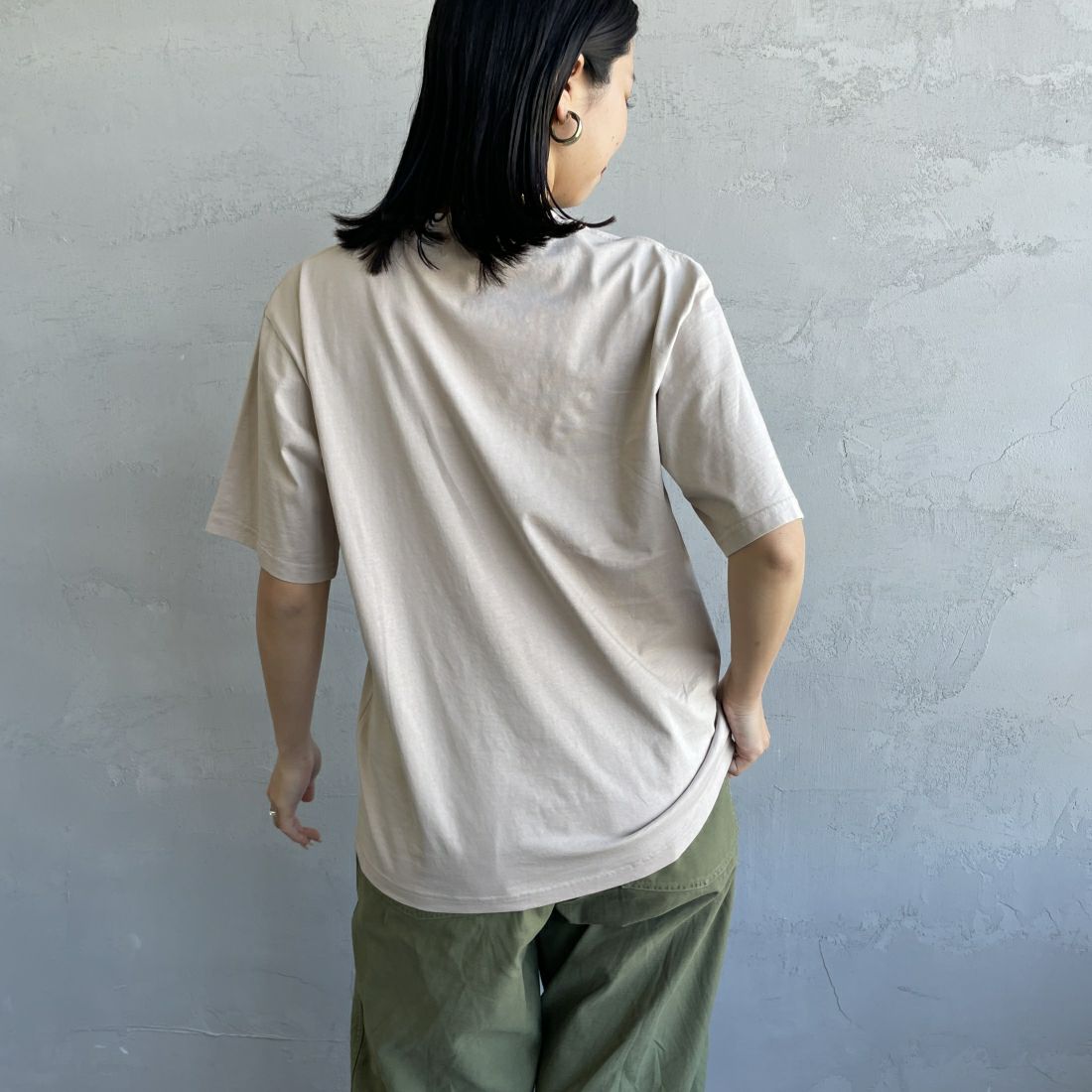 Barbour [バブアー] スモールバブアーロゴTシャツ [241MTSG005] BEIGE &&モデル身長：163cm 着用サイズ：S&&