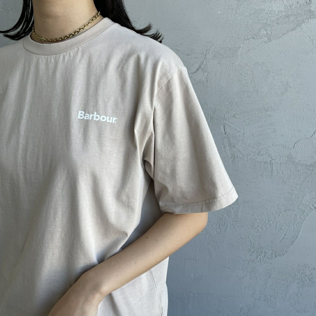 Barbour [バブアー] スモールバブアーロゴTシャツ [241MTSG005] BEIGE &&モデル身長：163cm 着用サイズ：S&&