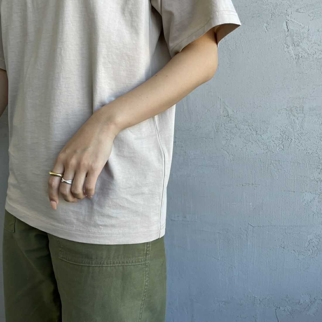 Barbour [バブアー] スモールバブアーロゴTシャツ [241MTSG005] BEIGE &&モデル身長：163cm 着用サイズ：S&&