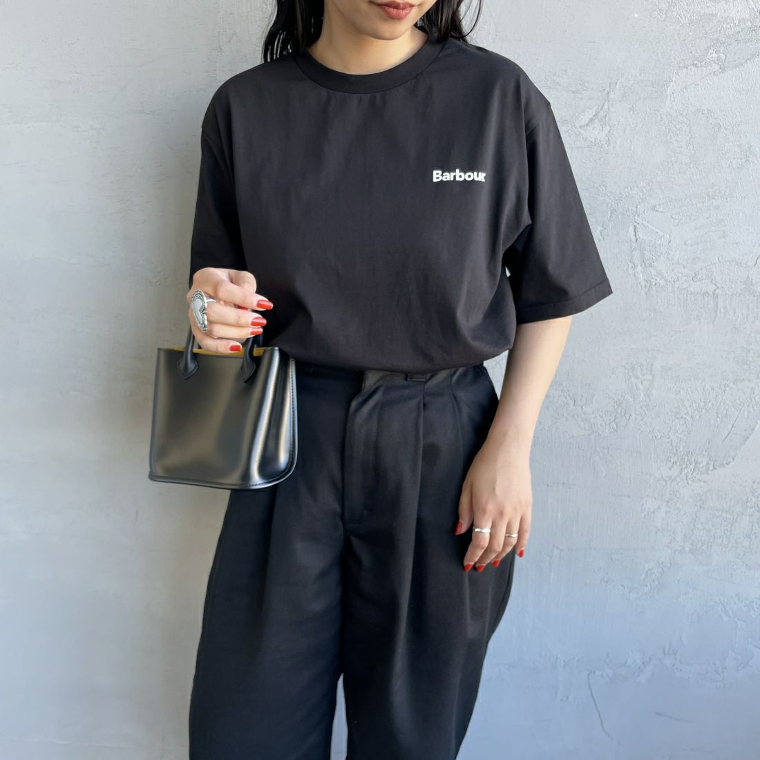 Barbour [バブアー] スモールバブアーロゴTシャツ [241MTSG005] BLACK &&モデル身長：156cm 着用サイズ：S&&