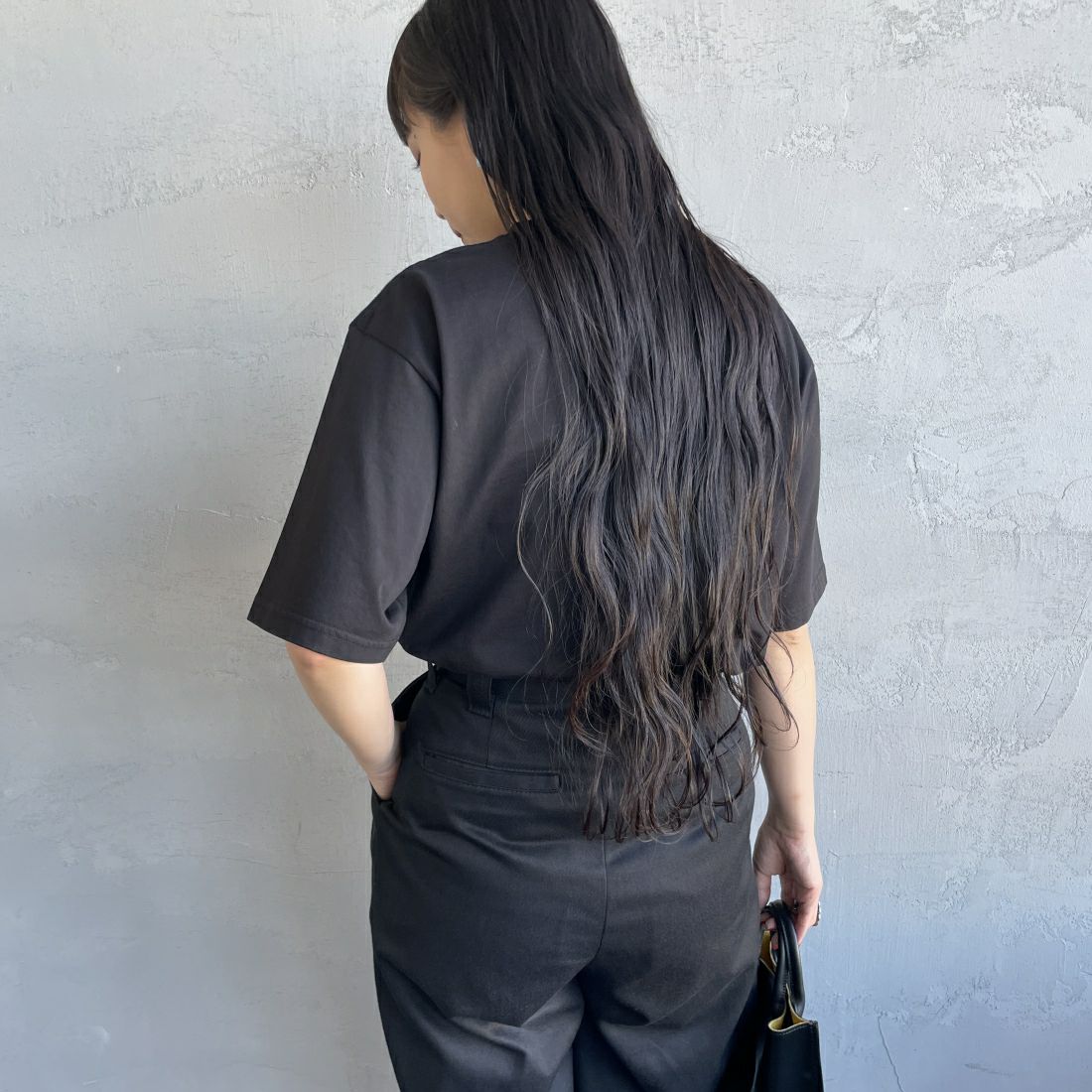 Barbour [バブアー] スモールバブアーロゴTシャツ [241MTSG005] BLACK &&モデル身長：156cm 着用サイズ：S&&
