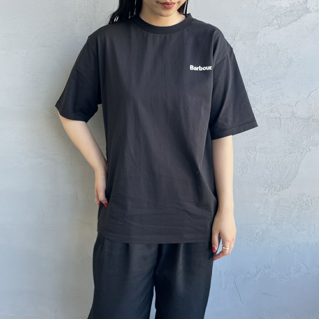 Barbour [バブアー] スモールバブアーロゴTシャツ [241MTSG005] BLACK &&モデル身長：156cm 着用サイズ：S&&