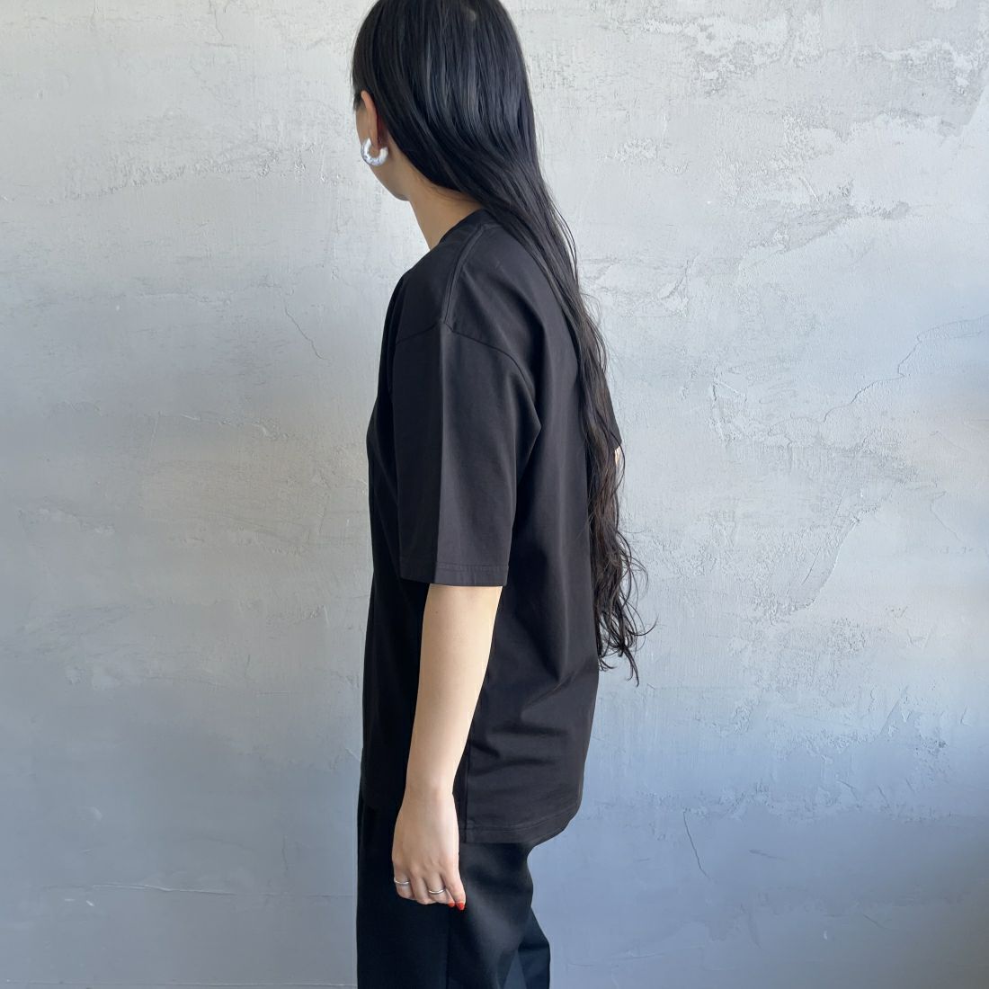 Barbour [バブアー] スモールバブアーロゴTシャツ [241MTSG005] BLACK &&モデル身長：156cm 着用サイズ：S&&