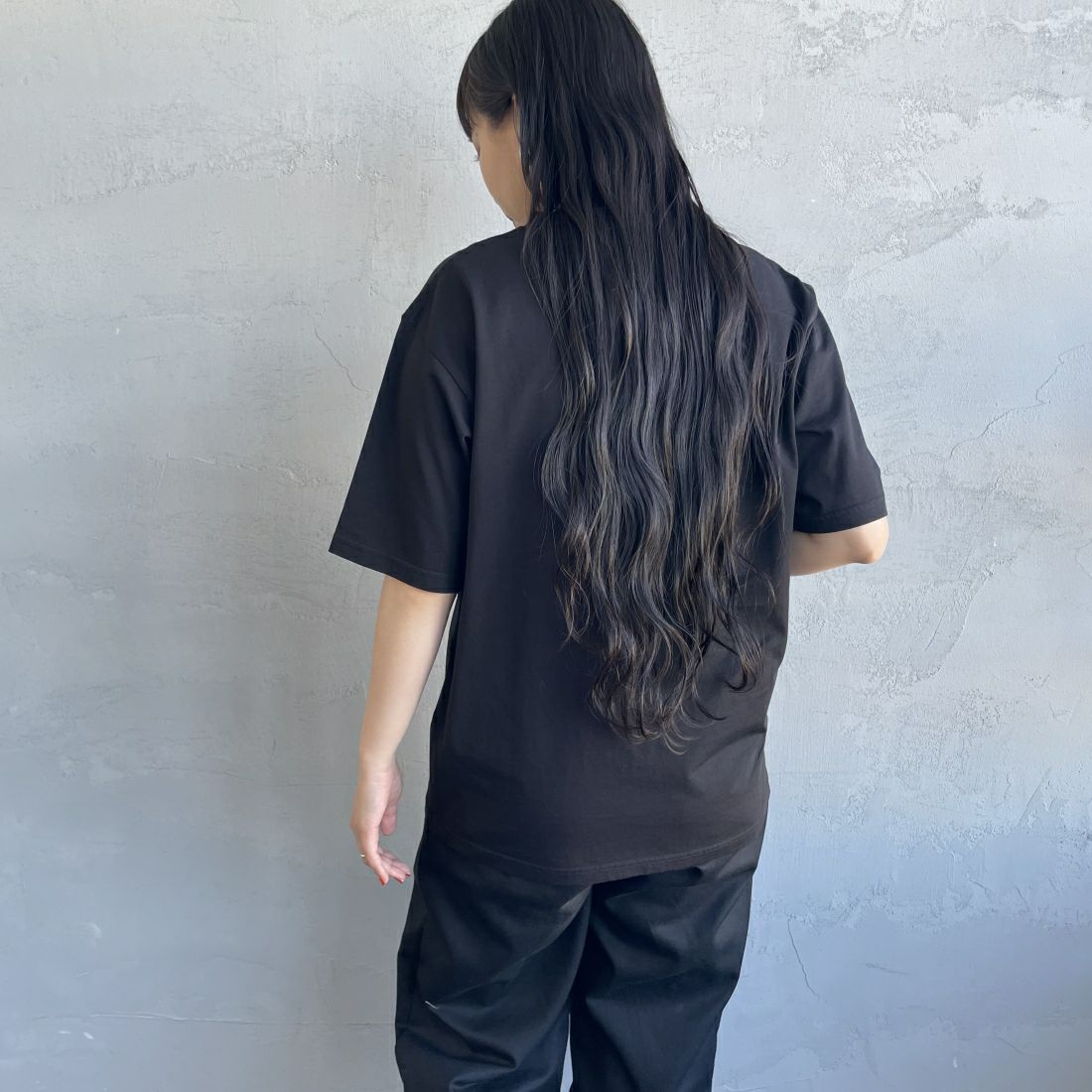 Barbour [バブアー] スモールバブアーロゴTシャツ [241MTSG005] BLACK &&モデル身長：156cm 着用サイズ：S&&