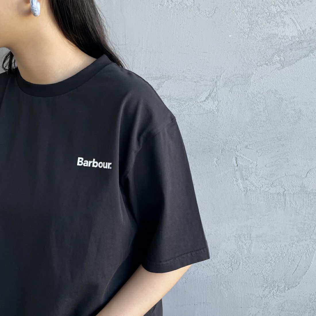 Barbour [バブアー] スモールバブアーロゴTシャツ [241MTSG005] BLACK &&モデル身長：156cm 着用サイズ：S&&