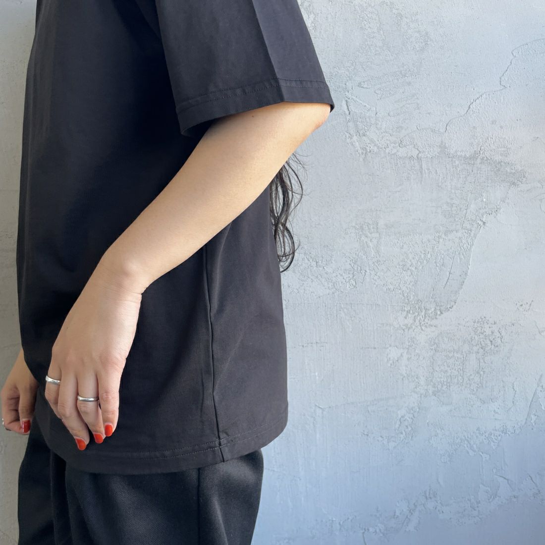 Barbour [バブアー] スモールバブアーロゴTシャツ [241MTSG005] BLACK &&モデル身長：156cm 着用サイズ：S&&