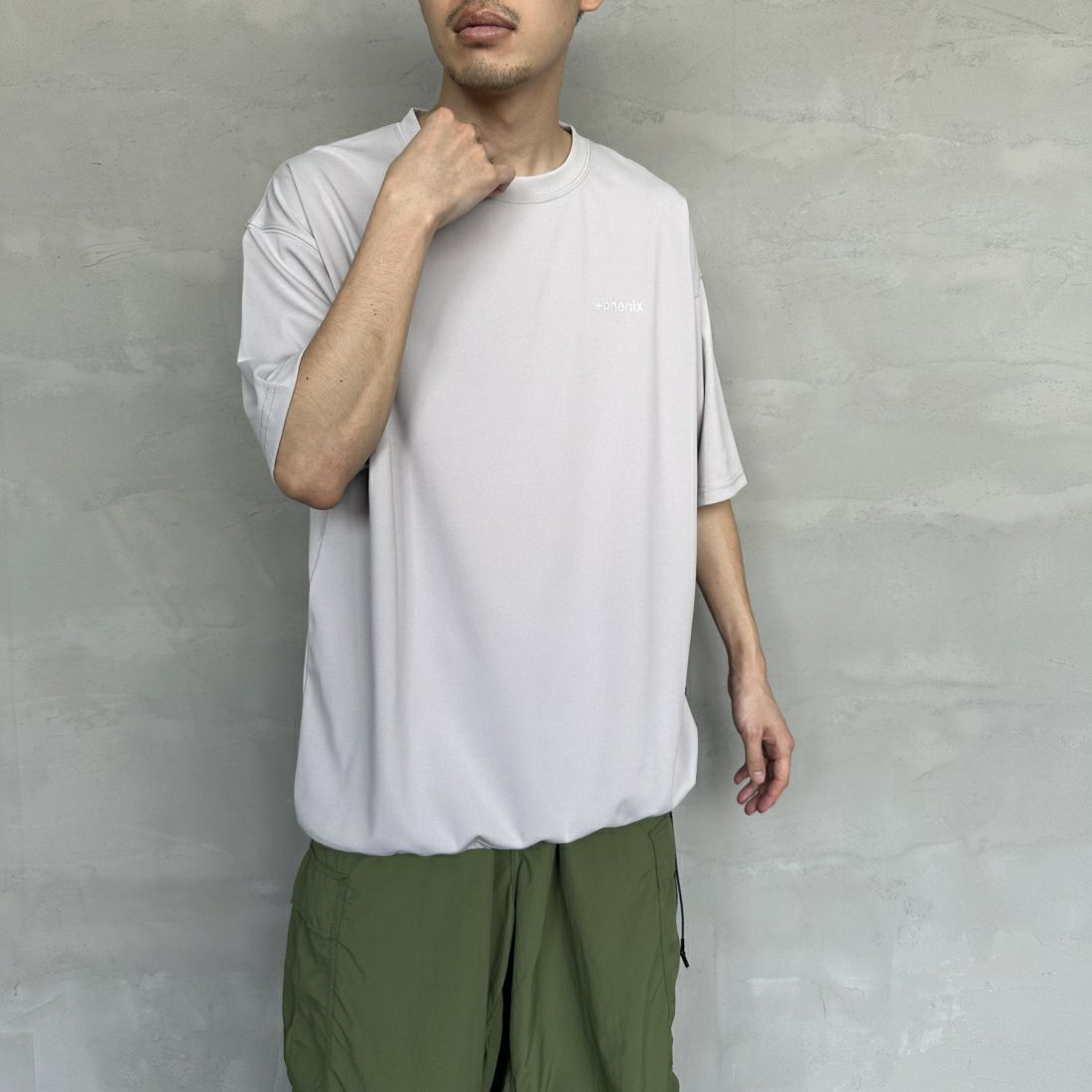 +phenix [プラスフェニックス] 別注 ワンポイント刺繍ロゴ ドローコードTシャツ [POT-24006IN-JF] GRAY &&モデル身長：168cm 着用サイズ：L&&