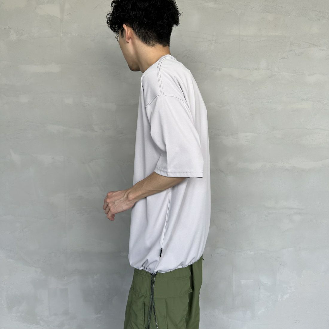 +phenix [プラスフェニックス] 別注 ワンポイント刺繍ロゴ ドローコードTシャツ [POT-24006IN-JF] GRAY &&モデル身長：168cm 着用サイズ：L&&