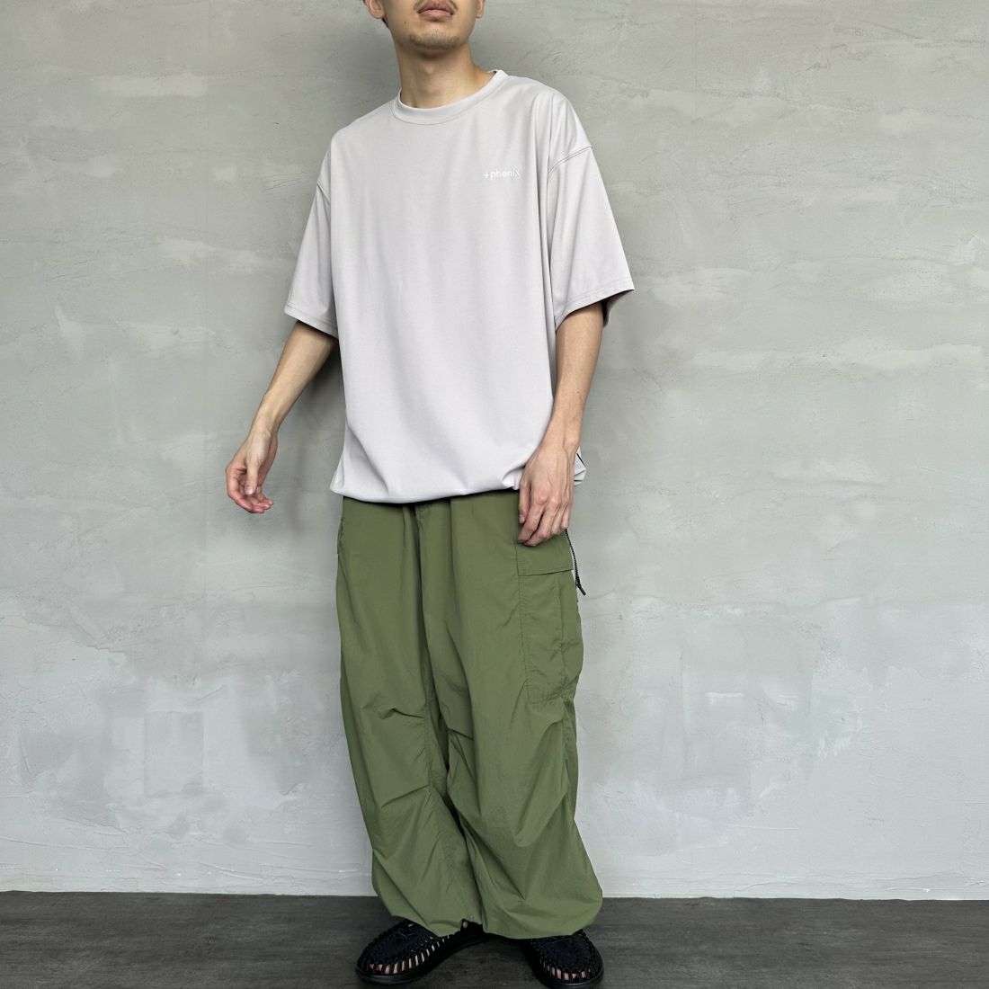 +phenix [プラスフェニックス] 別注 ワンポイント刺繍ロゴ ドローコードTシャツ [POT-24006IN-JF] GRAY &&モデル身長：168cm 着用サイズ：L&&