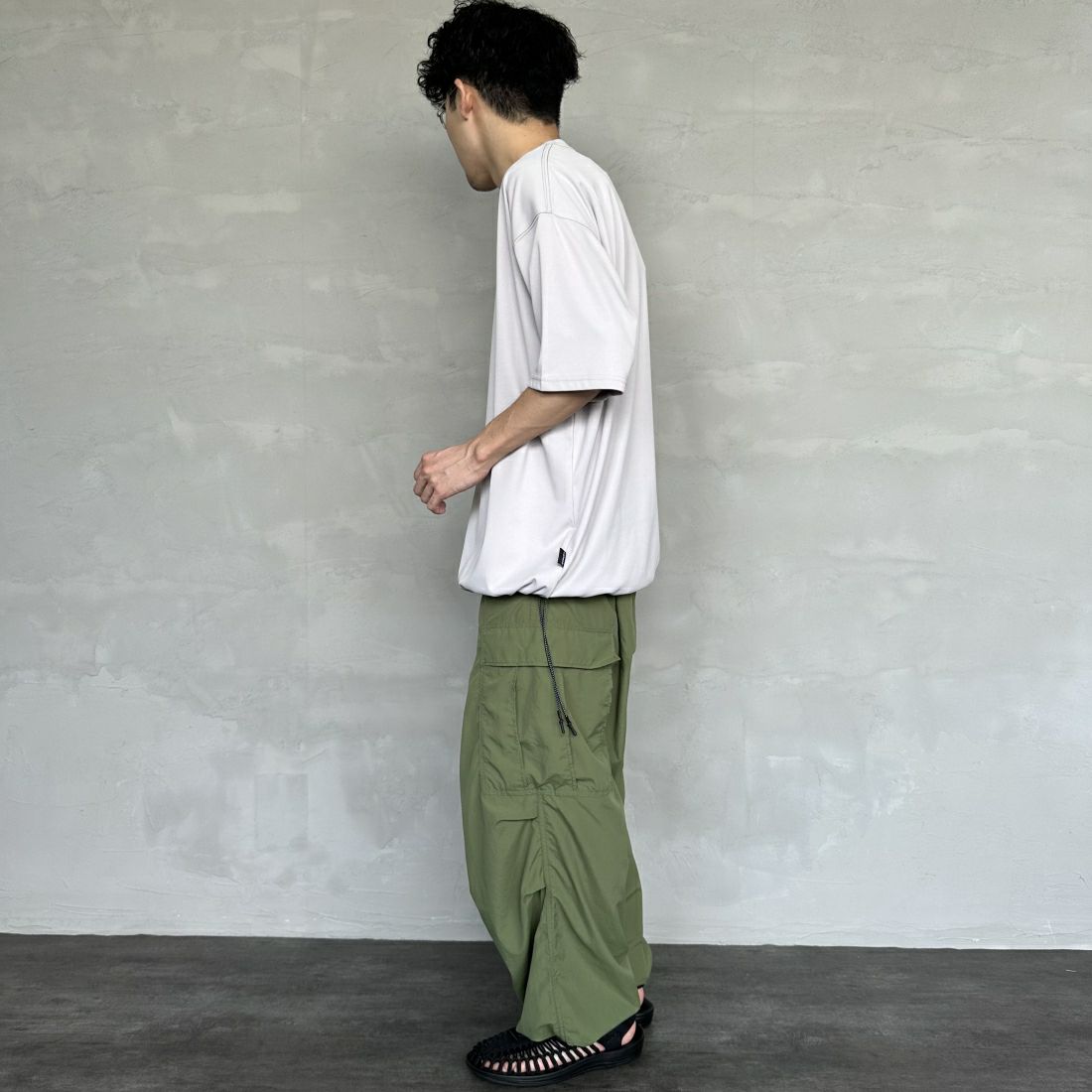 +phenix [プラスフェニックス] 別注 ワンポイント刺繍ロゴ ドローコードTシャツ [POT-24006IN-JF] GRAY &&モデル身長：168cm 着用サイズ：L&&