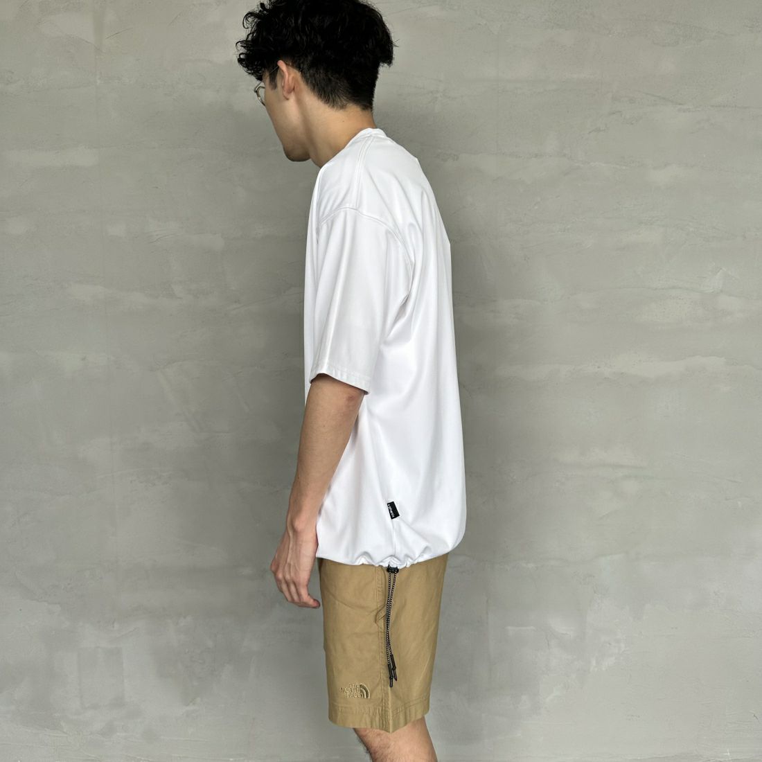 +phenix [プラスフェニックス] 別注 ワンポイント刺繍ロゴ ドローコードTシャツ [POT-24006IN-JF] WHITE &&モデル身長：168cm 着用サイズ：M&&
