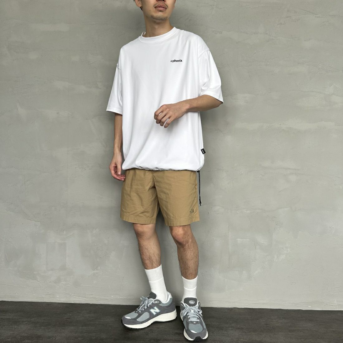 +phenix [プラスフェニックス] 別注 ワンポイント刺繍ロゴ ドローコードTシャツ [POT-24006IN-JF] WHITE &&モデル身長：168cm 着用サイズ：M&&