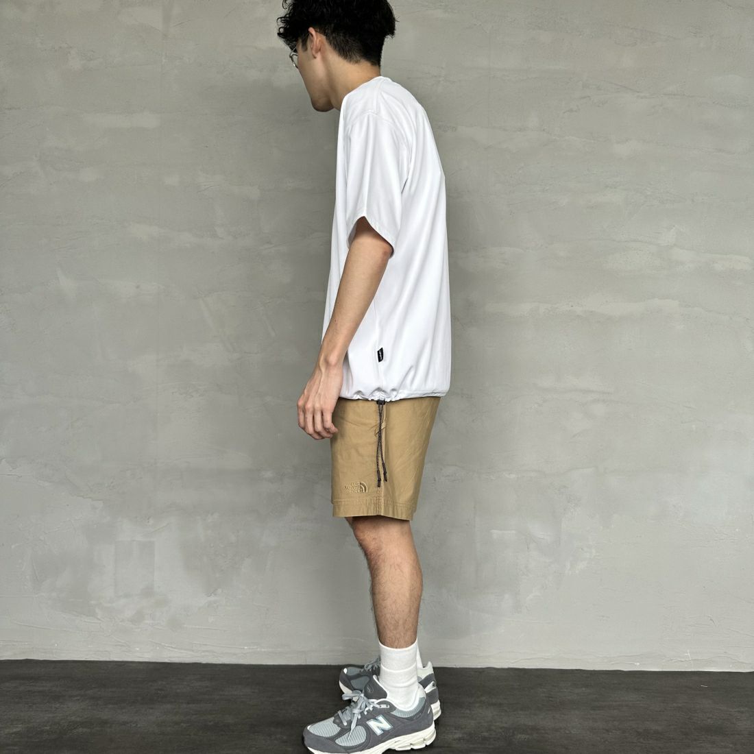 +phenix [プラスフェニックス] 別注 ワンポイント刺繍ロゴ ドローコードTシャツ [POT-24006IN-JF] WHITE &&モデル身長：168cm 着用サイズ：M&&