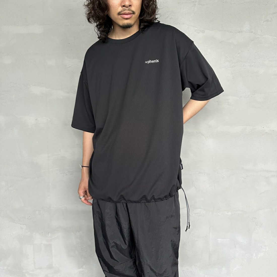 +phenix [プラスフェニックス] 別注 ワンポイント刺繍ロゴ ドローコードTシャツ [POT-24006IN-JF] BLACK &&モデル身長：173cm 着用サイズ：XL&&